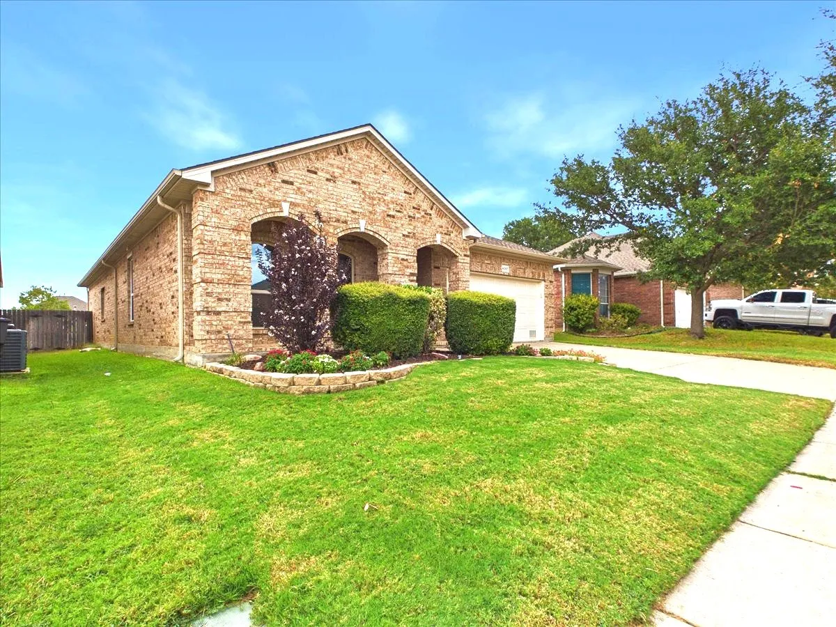 Single Family Residence For Sale in Tarrant County , 4057 Claymore Lane, Fort Worth, Texas 76244, 3 Bedroom, 2 Bathroom, 2 Garage spaces, 1,884 Sqft, built in 2006, mls#21381180, Real Estate Agent in Fort Worth, Homes For Sale in Tarrant county, Homes For Sale in Fort Worth, Realtor in Fort Worth Texas, Real Estate Brokerage Independent Realty Texas, Luminita Cordes Realtor