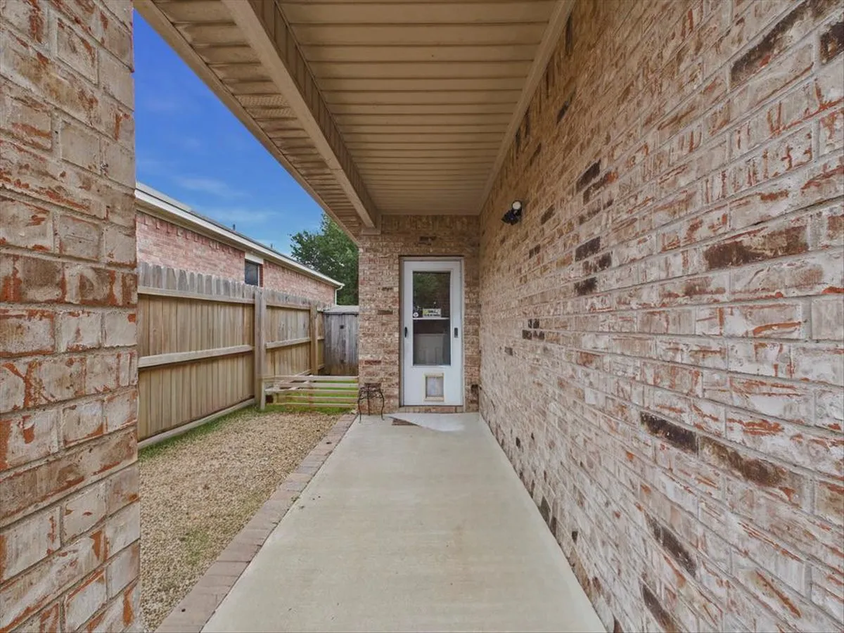 Single Family Residence For Sale in Tarrant County , 4057 Claymore Lane, Fort Worth, Texas 76244, 3 Bedroom, 2 Bathroom, 2 Garage spaces, 1,884 Sqft, built in 2006, mls#21381180, Real Estate Agent in Fort Worth, Homes For Sale in Tarrant county, Homes For Sale in Fort Worth, Realtor in Fort Worth Texas, Real Estate Brokerage Independent Realty Texas, Luminita Cordes Realtor