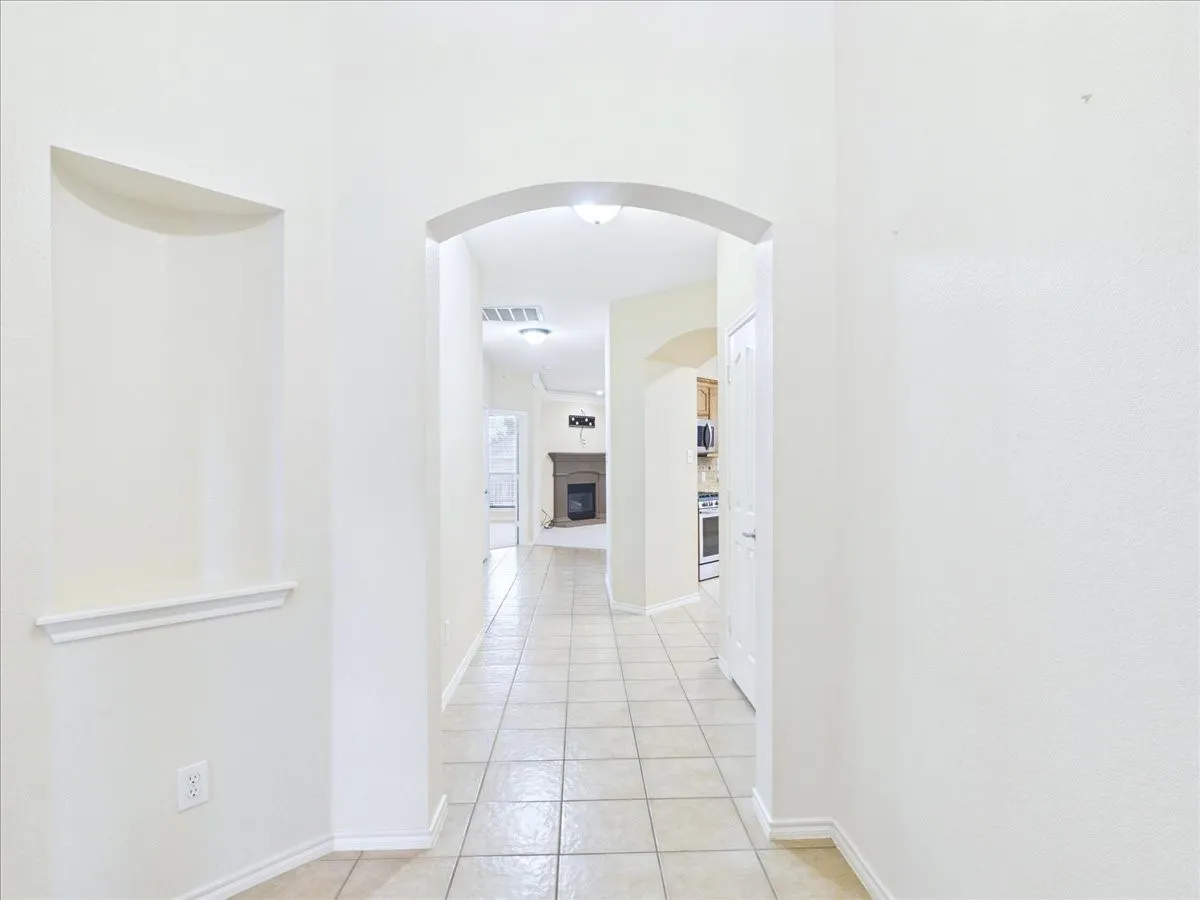 Single Family Residence For Sale in Tarrant County , 4057 Claymore Lane, Fort Worth, Texas 76244, 3 Bedroom, 2 Bathroom, 2 Garage spaces, 1,884 Sqft, built in 2006, mls#21381180, Real Estate Agent in Fort Worth, Homes For Sale in Tarrant county, Homes For Sale in Fort Worth, Realtor in Fort Worth Texas, Real Estate Brokerage Independent Realty Texas, Luminita Cordes Realtor