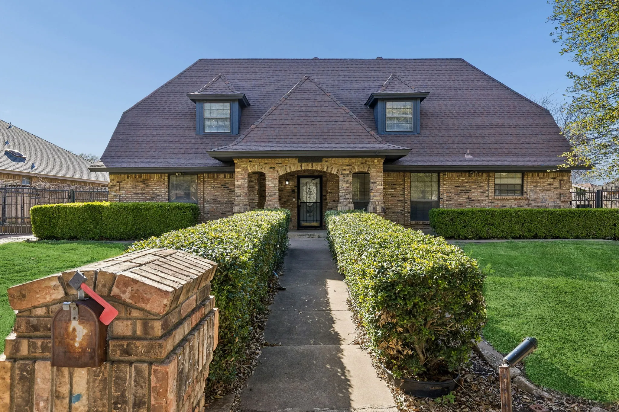 Single Family Residence For Sale in Tarrant County , 7304 Old Mill Run, Fort Worth, Texas 76133, 4 Bedroom, 3 Bathroom, Garage spaces, 2,260 Sqft, built in 1983, mls#21376349, Real Estate Agent in Fort Worth, Homes For Sale in Tarrant county, Homes For Sale in Fort Worth, Realtor in Fort Worth Texas, Real Estate Brokerage Independent Realty Texas, Luminita Cordes Realtor