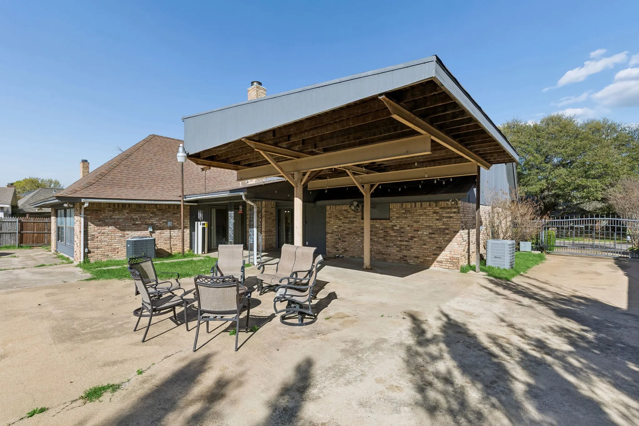 Single Family Residence For Sale in Tarrant County , 7304 Old Mill Run, Fort Worth, Texas 76133, 4 Bedroom, 3 Bathroom, Garage spaces, 2,260 Sqft, built in 1983, mls#21376349, Real Estate Agent in Fort Worth, Homes For Sale in Tarrant county, Homes For Sale in Fort Worth, Realtor in Fort Worth Texas, Real Estate Brokerage Independent Realty Texas, Luminita Cordes Realtor