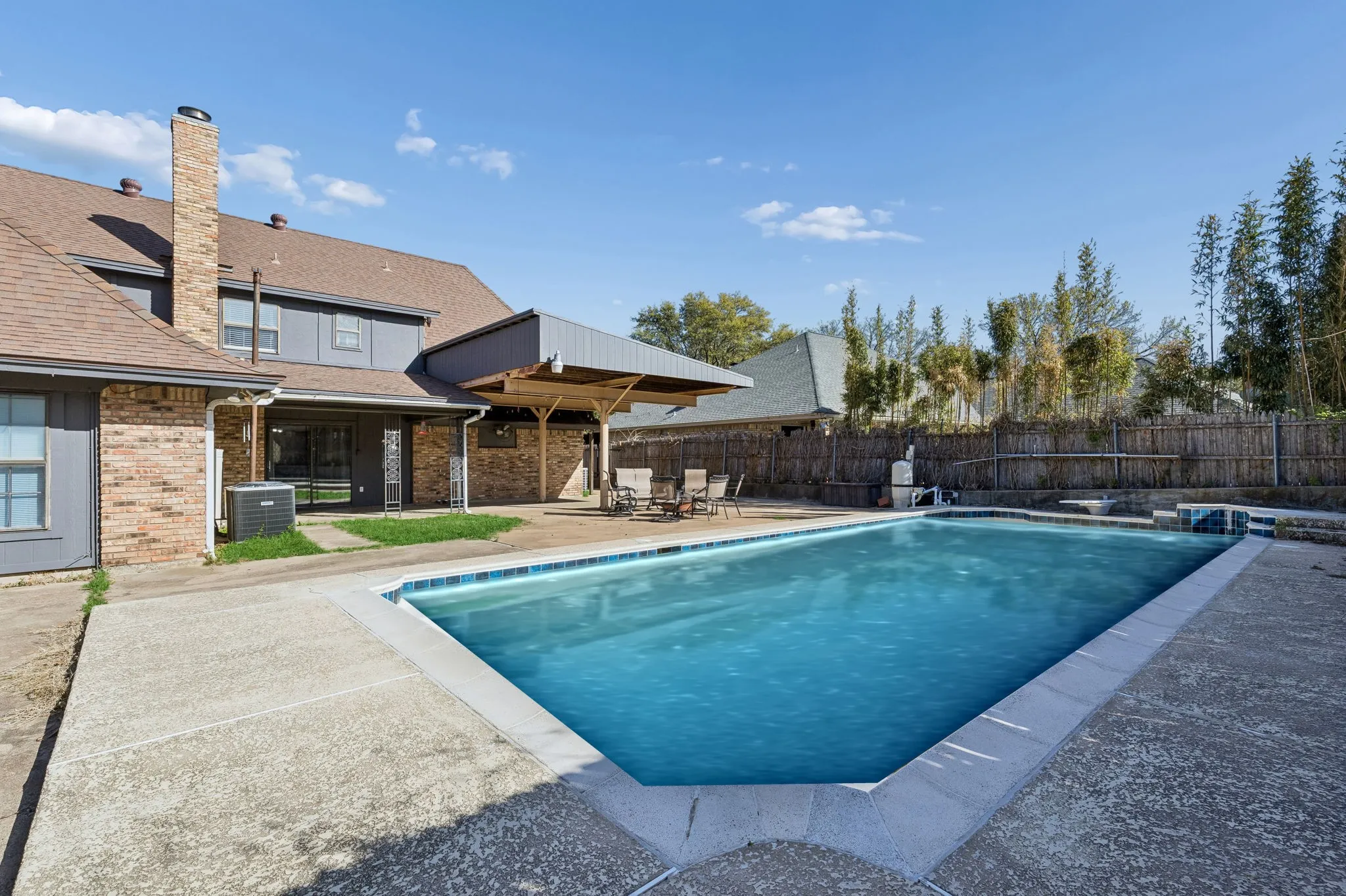 Single Family Residence For Sale in Tarrant County , 7304 Old Mill Run, Fort Worth, Texas 76133, 4 Bedroom, 3 Bathroom, Garage spaces, 2,260 Sqft, built in 1983, mls#21376349, Real Estate Agent in Fort Worth, Homes For Sale in Tarrant county, Homes For Sale in Fort Worth, Realtor in Fort Worth Texas, Real Estate Brokerage Independent Realty Texas, Luminita Cordes Realtor