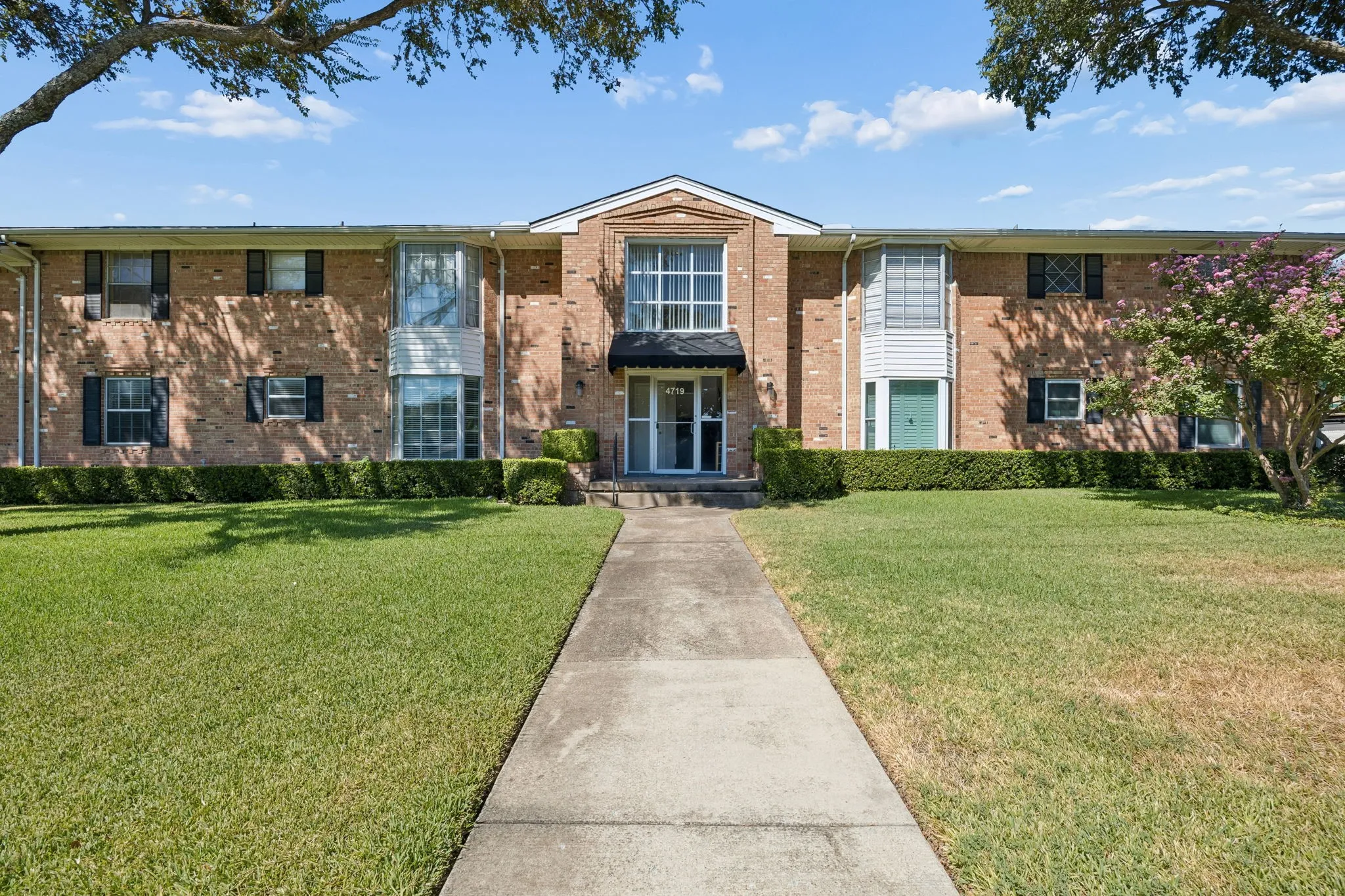 Condominium For Rent in Dallas County , 4719 Skillman Street A, Dallas, Texas 75206, 2 Bedroom, 2 Bathroom, Garage spaces, 1,379 Sqft, built in 1966, mls#21380140, Real Estate Agent in Dallas, Homes For Rent in Dallas county, Homes For Rent in Dallas, Realtor in Dallas Texas, Real Estate Brokerage Independent Realty Texas, Luminita Cordes Realtor