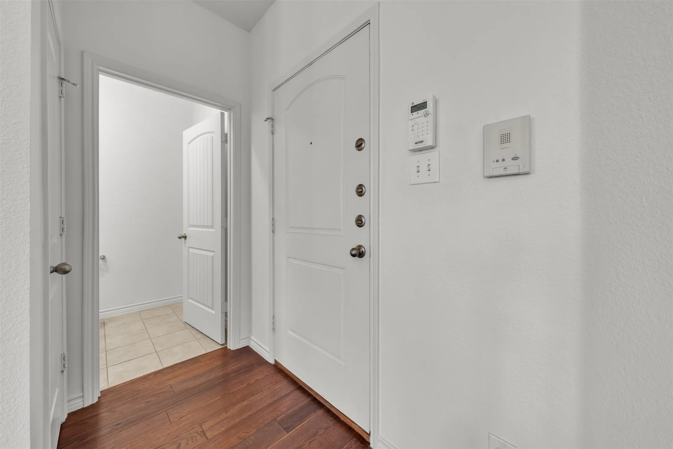 Condominium For Sale in Tarrant County , 950 Henderson Street 1214, Fort Worth, Texas 76102, 1 Bedroom, 2 Bathroom, Garage spaces, 1,013 Sqft, built in 2007, mls#21376321, Real Estate Agent in Fort Worth, Homes For Sale in Tarrant county, Homes For Sale in Fort Worth, Realtor in Fort Worth Texas, Real Estate Brokerage Independent Realty Texas, Luminita Cordes Realtor