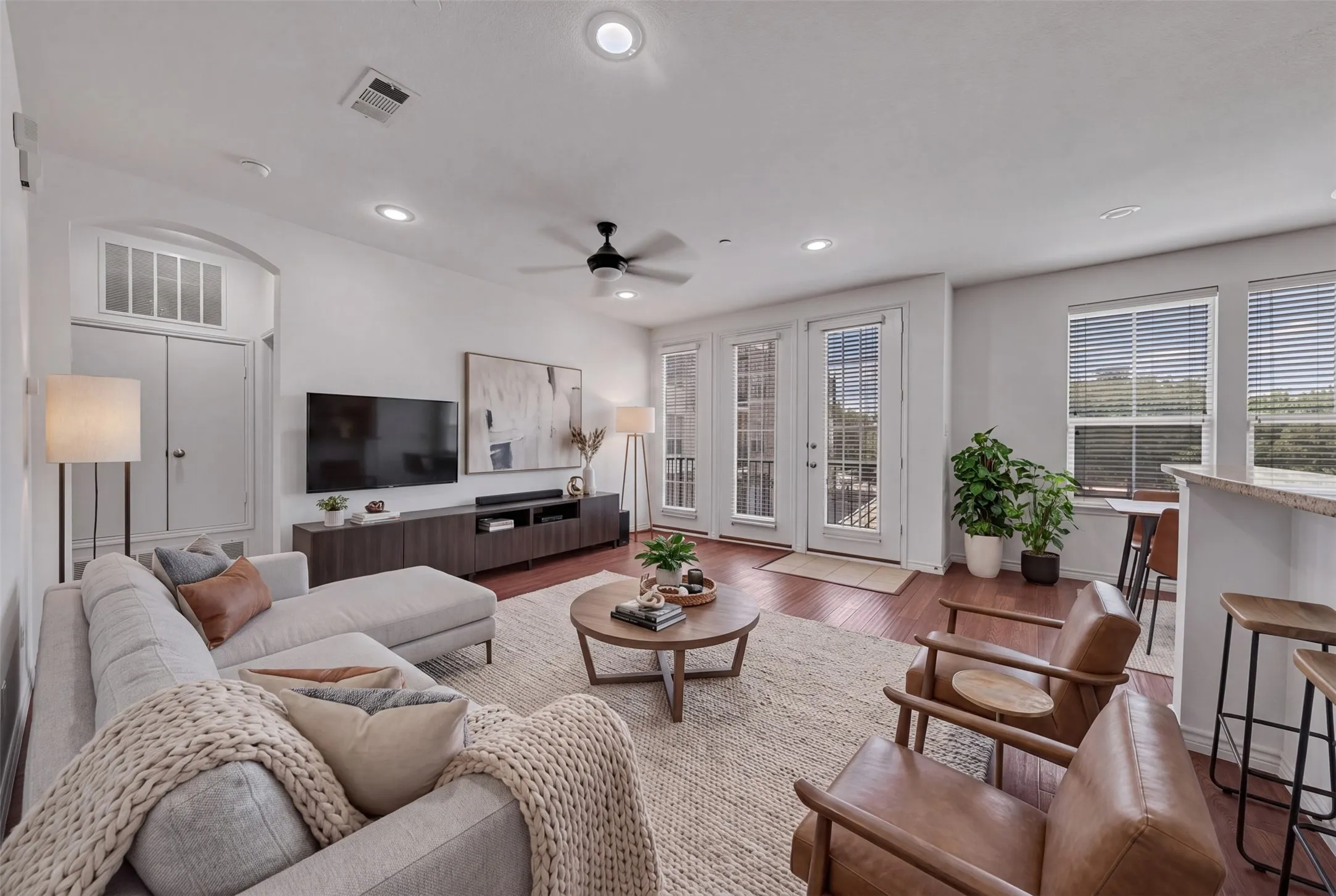 Condominium For Sale in Tarrant County , 950 Henderson Street 1214, Fort Worth, Texas 76102, 1 Bedroom, 2 Bathroom, Garage spaces, 1,013 Sqft, built in 2007, mls#21376321, Real Estate Agent in Fort Worth, Homes For Sale in Tarrant county, Homes For Sale in Fort Worth, Realtor in Fort Worth Texas, Real Estate Brokerage Independent Realty Texas, Luminita Cordes Realtor