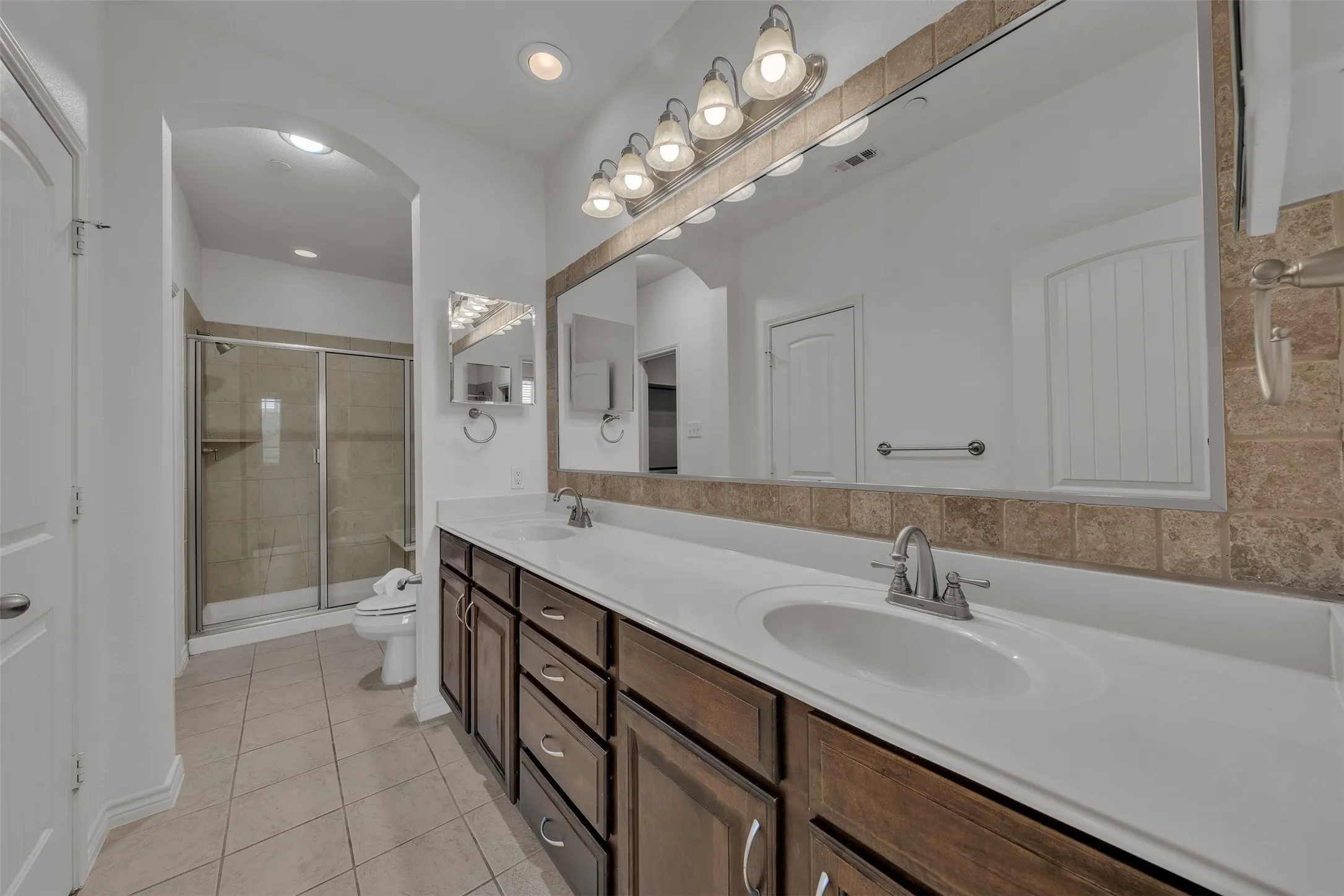 Condominium For Sale in Tarrant County , 950 Henderson Street 1214, Fort Worth, Texas 76102, 1 Bedroom, 2 Bathroom, Garage spaces, 1,013 Sqft, built in 2007, mls#21376321, Real Estate Agent in Fort Worth, Homes For Sale in Tarrant county, Homes For Sale in Fort Worth, Realtor in Fort Worth Texas, Real Estate Brokerage Independent Realty Texas, Luminita Cordes Realtor