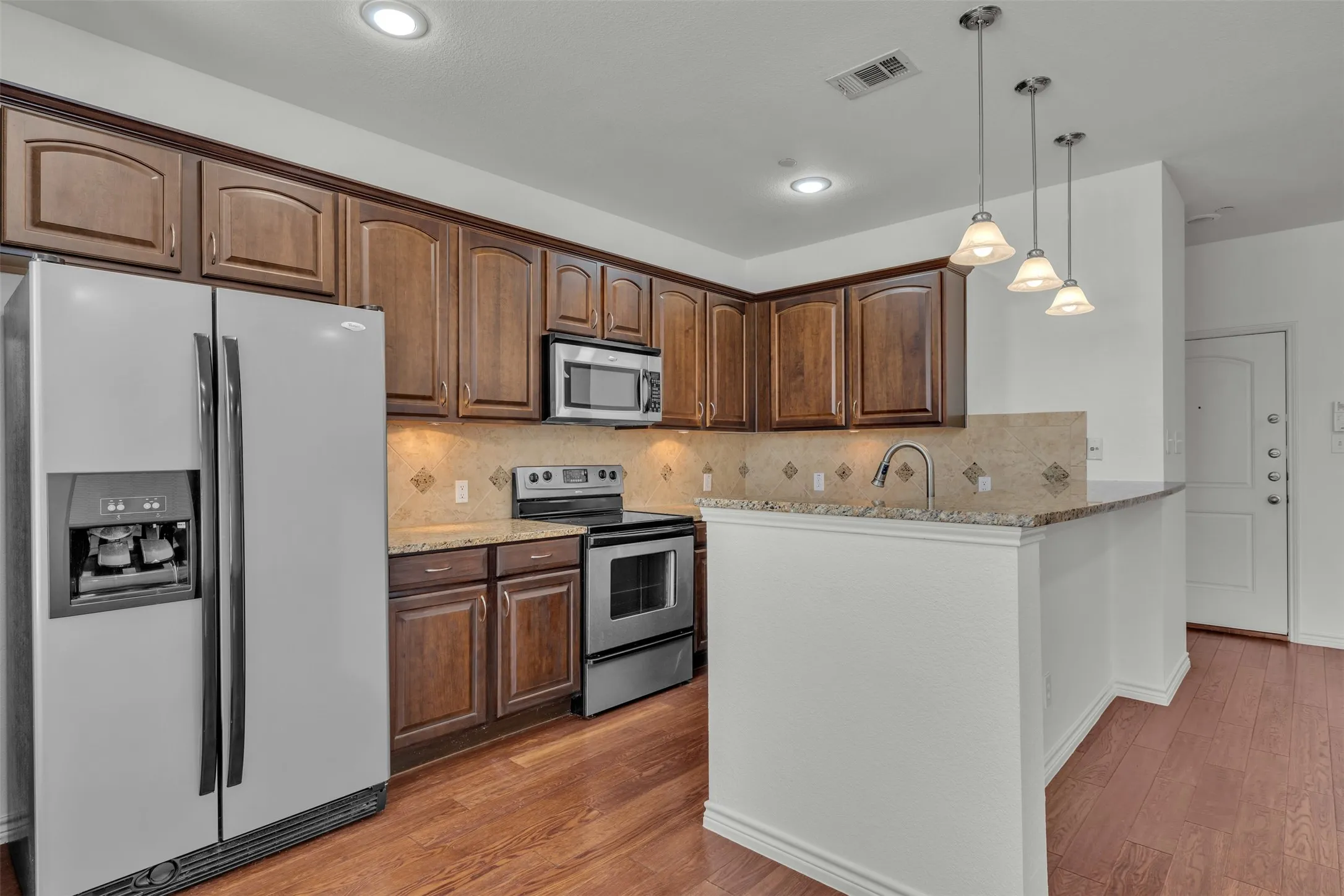 Condominium For Sale in Tarrant County , 950 Henderson Street 1214, Fort Worth, Texas 76102, 1 Bedroom, 2 Bathroom, Garage spaces, 1,013 Sqft, built in 2007, mls#21376321, Real Estate Agent in Fort Worth, Homes For Sale in Tarrant county, Homes For Sale in Fort Worth, Realtor in Fort Worth Texas, Real Estate Brokerage Independent Realty Texas, Luminita Cordes Realtor