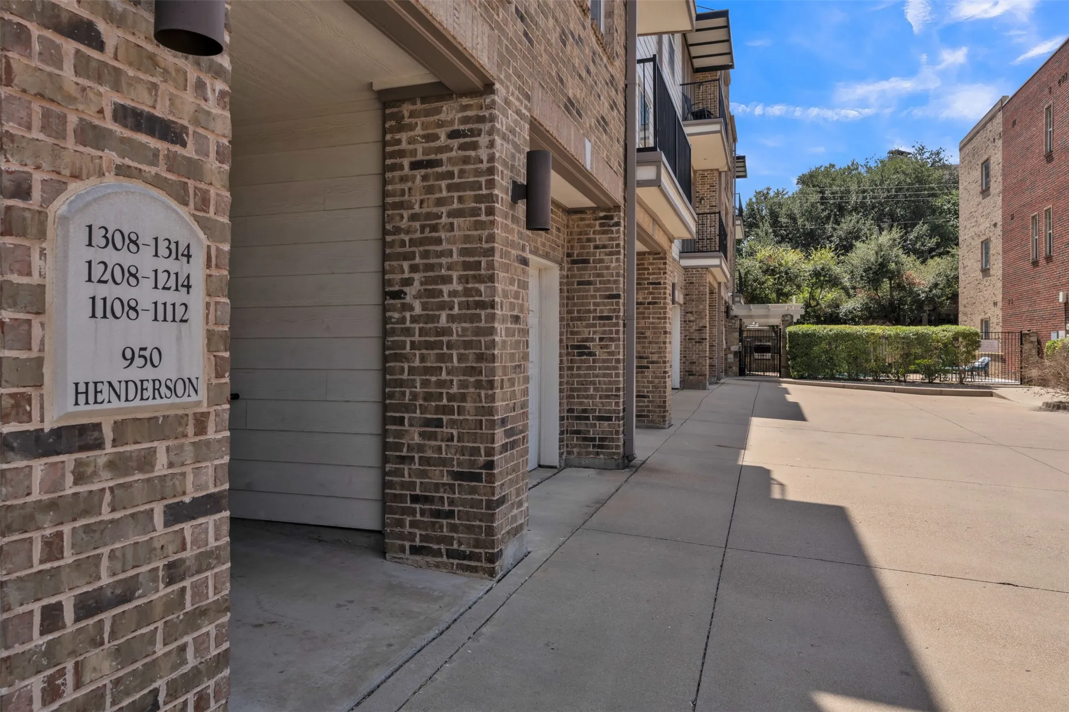 Condominium For Sale in Tarrant County , 950 Henderson Street 1214, Fort Worth, Texas 76102, 1 Bedroom, 2 Bathroom, Garage spaces, 1,013 Sqft, built in 2007, mls#21376321, Real Estate Agent in Fort Worth, Homes For Sale in Tarrant county, Homes For Sale in Fort Worth, Realtor in Fort Worth Texas, Real Estate Brokerage Independent Realty Texas, Luminita Cordes Realtor