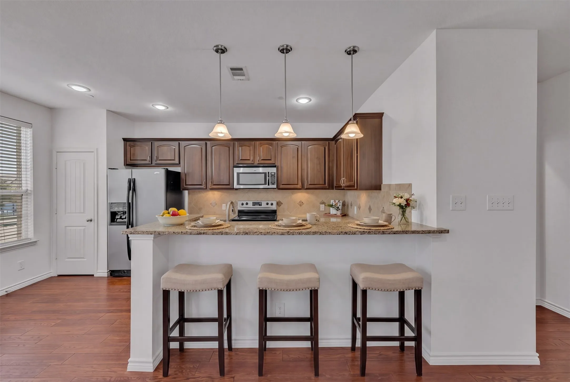 Condominium For Sale in Tarrant County , 950 Henderson Street 1214, Fort Worth, Texas 76102, 1 Bedroom, 2 Bathroom, Garage spaces, 1,013 Sqft, built in 2007, mls#21376321, Real Estate Agent in Fort Worth, Homes For Sale in Tarrant county, Homes For Sale in Fort Worth, Realtor in Fort Worth Texas, Real Estate Brokerage Independent Realty Texas, Luminita Cordes Realtor