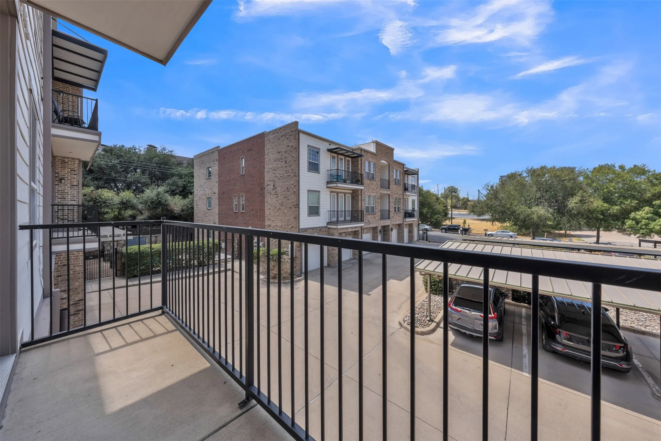 Condominium For Sale in Tarrant County , 950 Henderson Street 1214, Fort Worth, Texas 76102, 1 Bedroom, 2 Bathroom, Garage spaces, 1,013 Sqft, built in 2007, mls#21376321, Real Estate Agent in Fort Worth, Homes For Sale in Tarrant county, Homes For Sale in Fort Worth, Realtor in Fort Worth Texas, Real Estate Brokerage Independent Realty Texas, Luminita Cordes Realtor