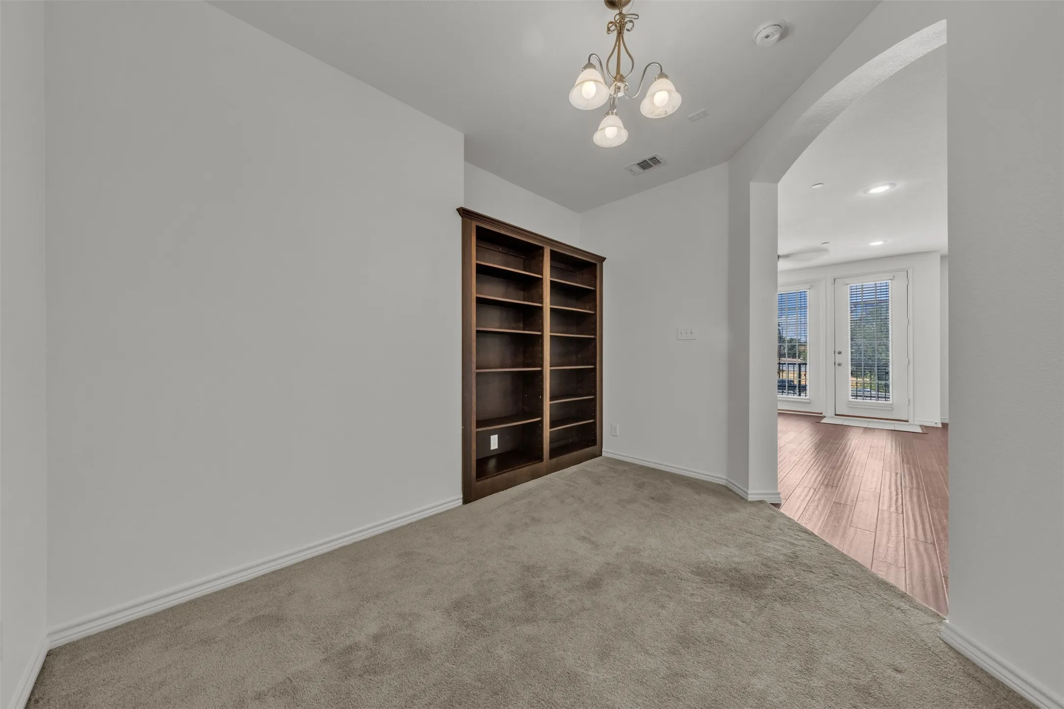 Condominium For Sale in Tarrant County , 950 Henderson Street 1214, Fort Worth, Texas 76102, 1 Bedroom, 2 Bathroom, Garage spaces, 1,013 Sqft, built in 2007, mls#21376321, Real Estate Agent in Fort Worth, Homes For Sale in Tarrant county, Homes For Sale in Fort Worth, Realtor in Fort Worth Texas, Real Estate Brokerage Independent Realty Texas, Luminita Cordes Realtor