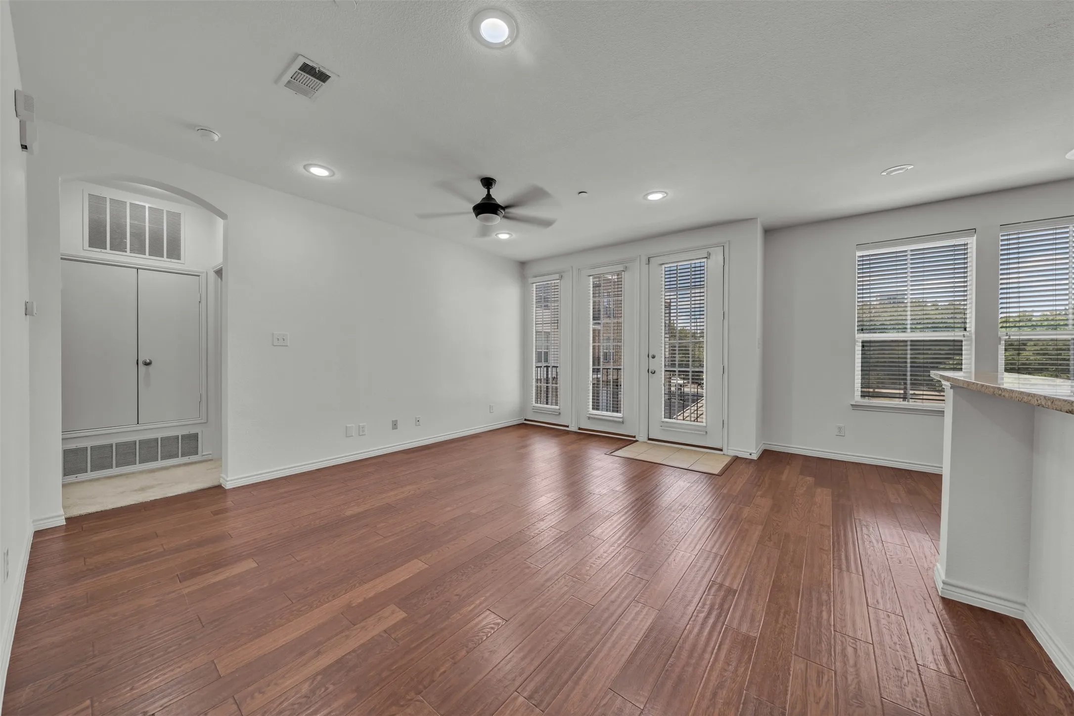 Condominium For Sale in Tarrant County , 950 Henderson Street 1214, Fort Worth, Texas 76102, 1 Bedroom, 2 Bathroom, Garage spaces, 1,013 Sqft, built in 2007, mls#21376321, Real Estate Agent in Fort Worth, Homes For Sale in Tarrant county, Homes For Sale in Fort Worth, Realtor in Fort Worth Texas, Real Estate Brokerage Independent Realty Texas, Luminita Cordes Realtor