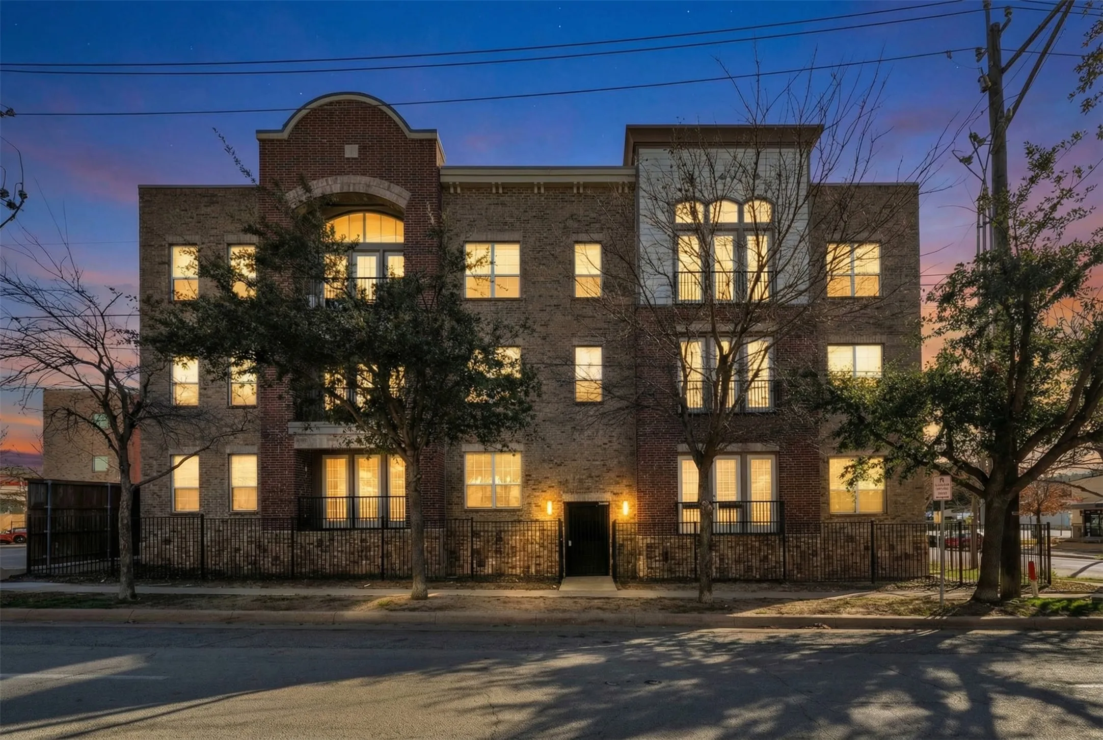Condominium For Sale in Tarrant County , 950 Henderson Street 1214, Fort Worth, Texas 76102, 1 Bedroom, 2 Bathroom, Garage spaces, 1,013 Sqft, built in 2007, mls#21376321, Real Estate Agent in Fort Worth, Homes For Sale in Tarrant county, Homes For Sale in Fort Worth, Realtor in Fort Worth Texas, Real Estate Brokerage Independent Realty Texas, Luminita Cordes Realtor