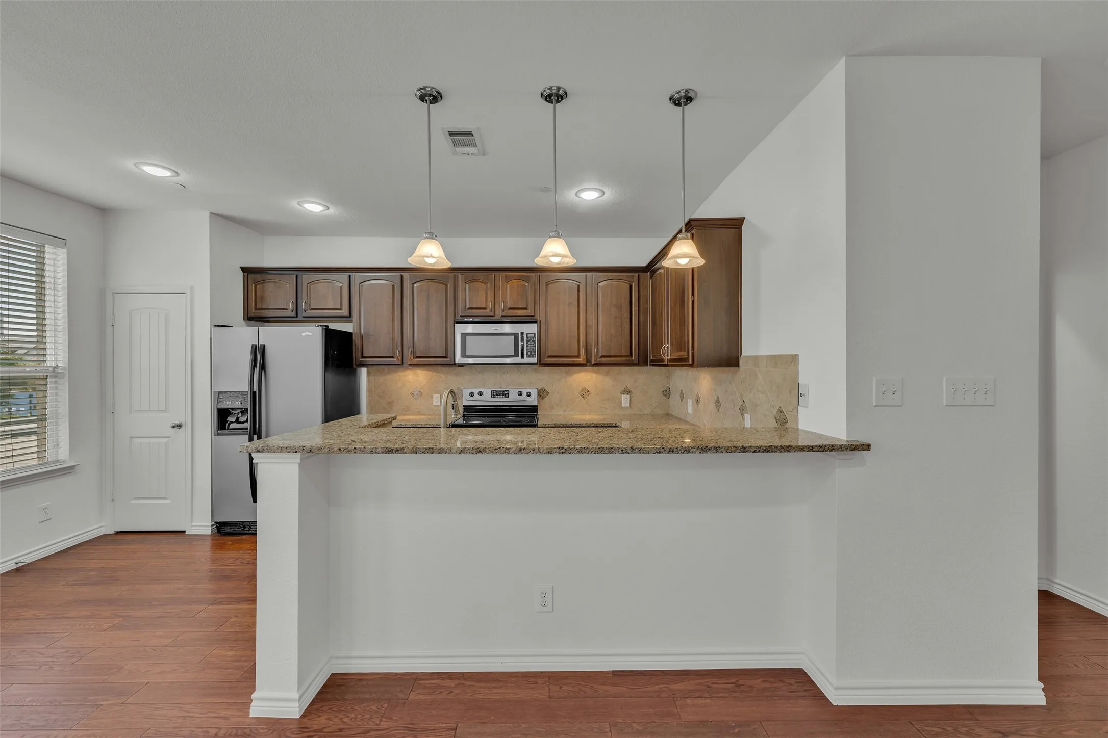 Condominium For Sale in Tarrant County , 950 Henderson Street 1214, Fort Worth, Texas 76102, 1 Bedroom, 2 Bathroom, Garage spaces, 1,013 Sqft, built in 2007, mls#21376321, Real Estate Agent in Fort Worth, Homes For Sale in Tarrant county, Homes For Sale in Fort Worth, Realtor in Fort Worth Texas, Real Estate Brokerage Independent Realty Texas, Luminita Cordes Realtor