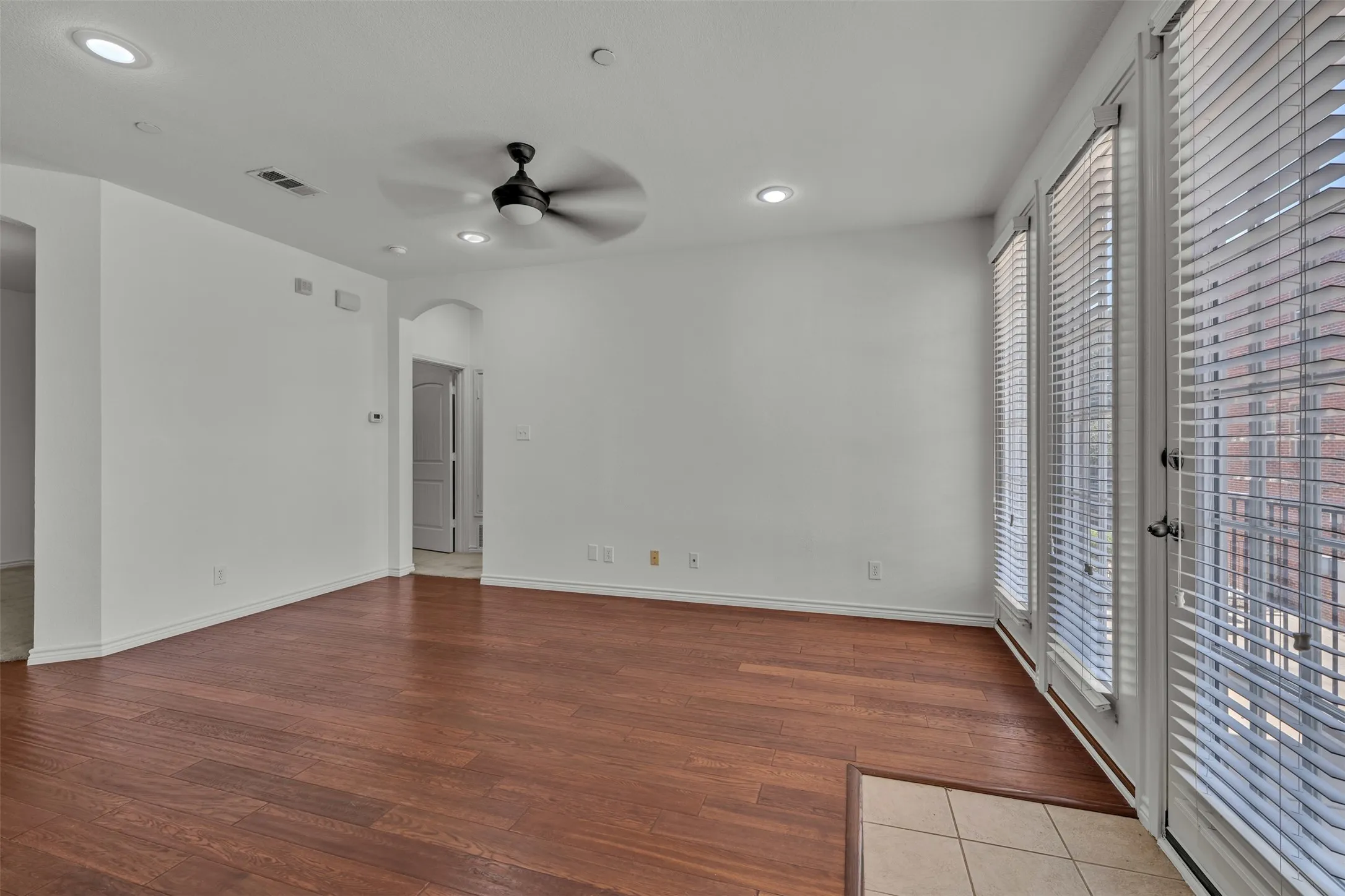 Condominium For Sale in Tarrant County , 950 Henderson Street 1214, Fort Worth, Texas 76102, 1 Bedroom, 2 Bathroom, Garage spaces, 1,013 Sqft, built in 2007, mls#21376321, Real Estate Agent in Fort Worth, Homes For Sale in Tarrant county, Homes For Sale in Fort Worth, Realtor in Fort Worth Texas, Real Estate Brokerage Independent Realty Texas, Luminita Cordes Realtor