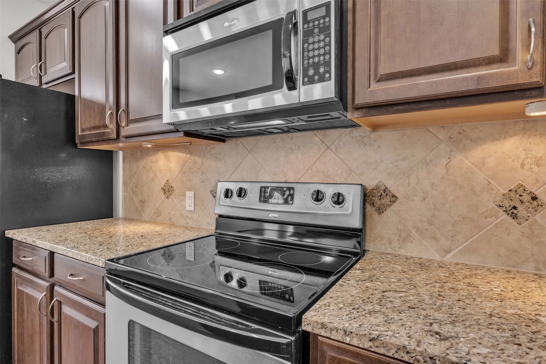 Condominium For Sale in Tarrant County , 950 Henderson Street 1214, Fort Worth, Texas 76102, 1 Bedroom, 2 Bathroom, Garage spaces, 1,013 Sqft, built in 2007, mls#21376321, Real Estate Agent in Fort Worth, Homes For Sale in Tarrant county, Homes For Sale in Fort Worth, Realtor in Fort Worth Texas, Real Estate Brokerage Independent Realty Texas, Luminita Cordes Realtor