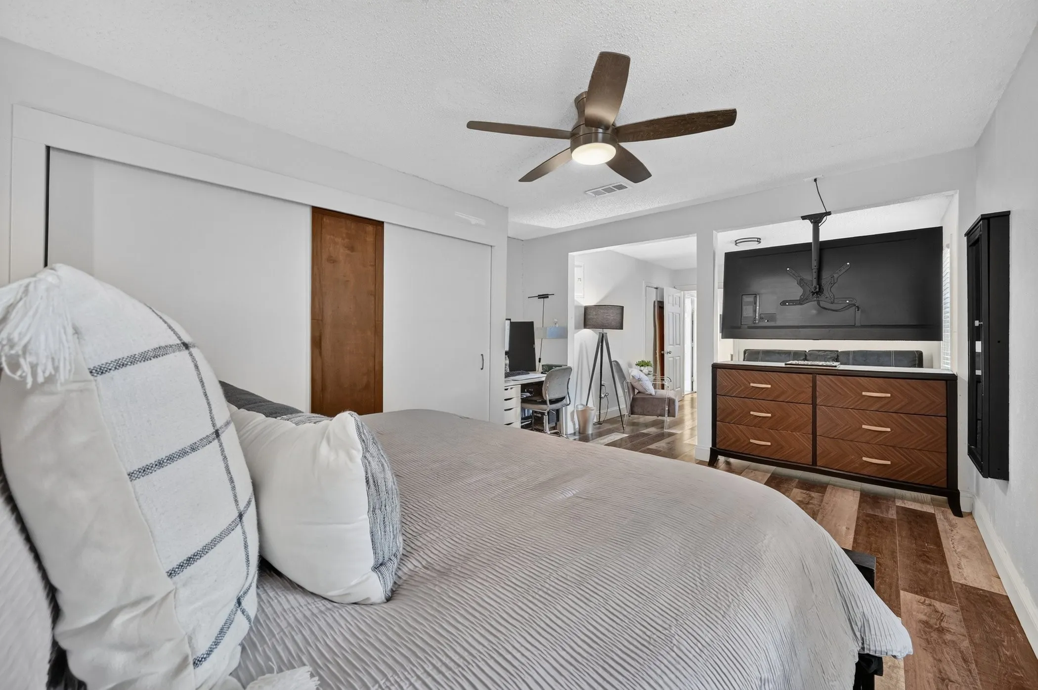 Single Family Residence For Sale in Ellis County , 209 Cynisca Street, Waxahachie, Texas 75165, 4 Bedroom, 3 Bathroom, Garage spaces, 2,325 Sqft, built in 1950, mls#21381186, Real Estate Agent in Waxahachie, Homes For Sale in Ellis county, Homes For Sale in Waxahachie, Realtor in Waxahachie Texas, Real Estate Brokerage Independent Realty Texas, Luminita Cordes Realtor