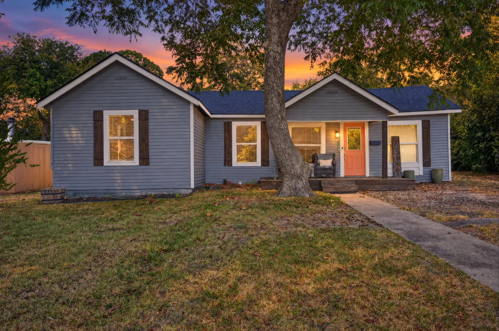 Single Family Residence For Sale in Ellis County , 209 Cynisca Street, Waxahachie, Texas 75165, 4 Bedroom, 3 Bathroom, Garage spaces, 2,325 Sqft, built in 1950, mls#21381186, Real Estate Agent in Waxahachie, Homes For Sale in Ellis county, Homes For Sale in Waxahachie, Realtor in Waxahachie Texas, Real Estate Brokerage Independent Realty Texas, Luminita Cordes Realtor