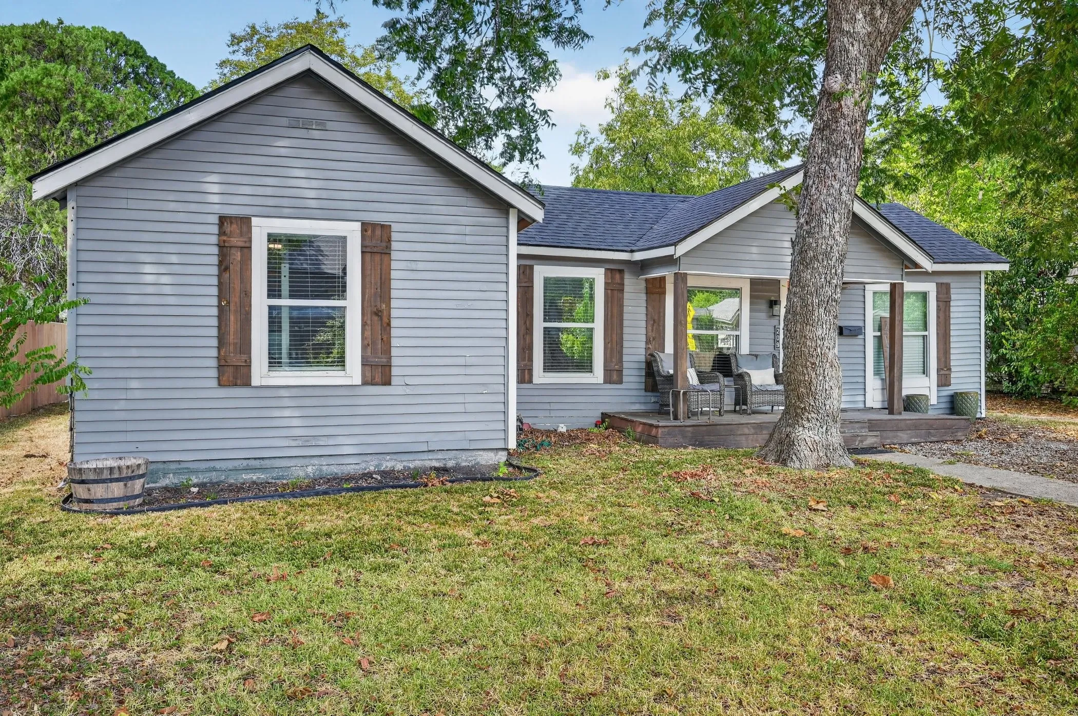 Single Family Residence For Sale in Ellis County , 209 Cynisca Street, Waxahachie, Texas 75165, 4 Bedroom, 3 Bathroom, Garage spaces, 2,325 Sqft, built in 1950, mls#21381186, Real Estate Agent in Waxahachie, Homes For Sale in Ellis county, Homes For Sale in Waxahachie, Realtor in Waxahachie Texas, Real Estate Brokerage Independent Realty Texas, Luminita Cordes Realtor