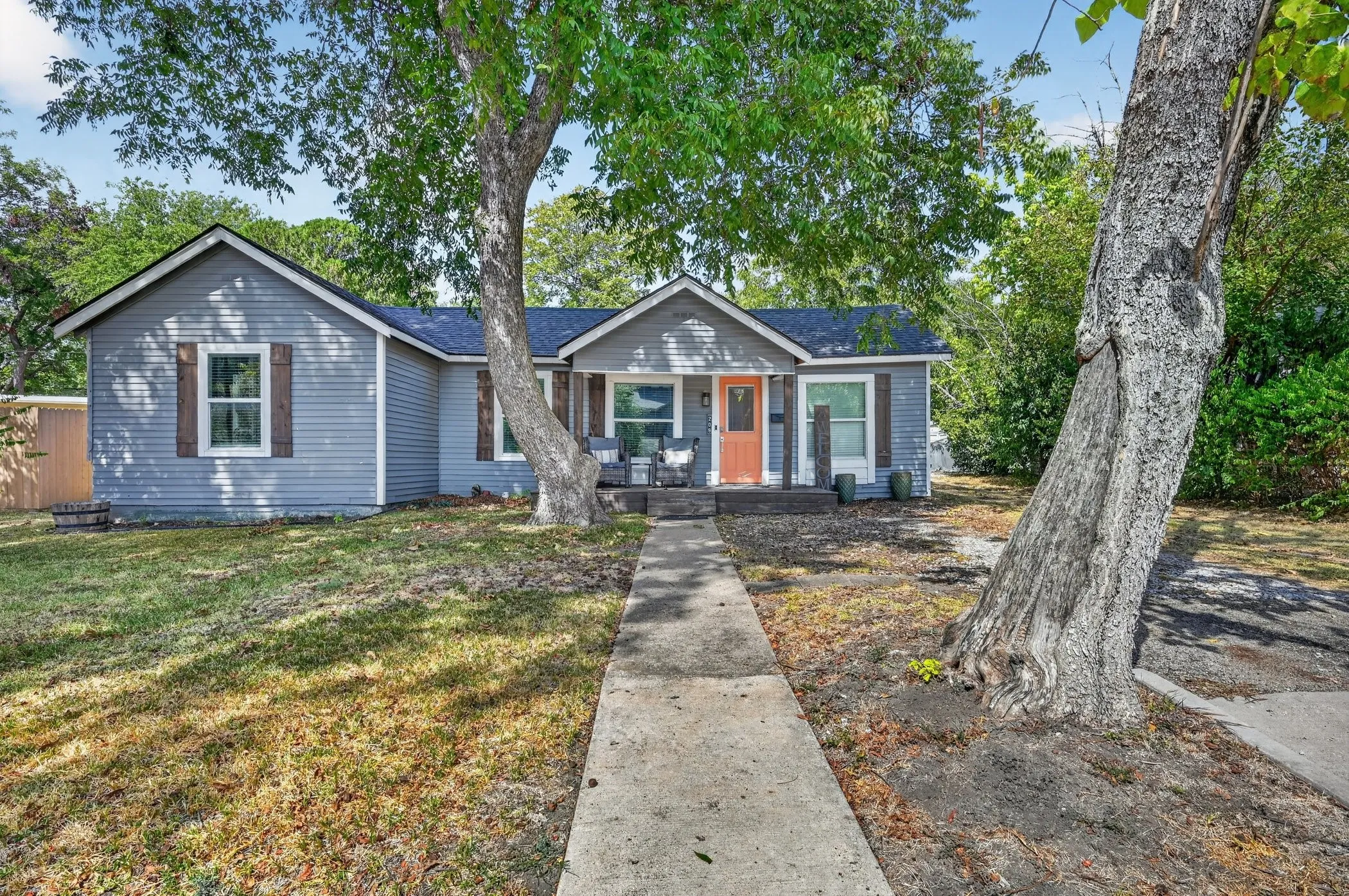 Single Family Residence For Sale in Ellis County , 209 Cynisca Street, Waxahachie, Texas 75165, 4 Bedroom, 3 Bathroom, Garage spaces, 2,325 Sqft, built in 1950, mls#21381186, Real Estate Agent in Waxahachie, Homes For Sale in Ellis county, Homes For Sale in Waxahachie, Realtor in Waxahachie Texas, Real Estate Brokerage Independent Realty Texas, Luminita Cordes Realtor