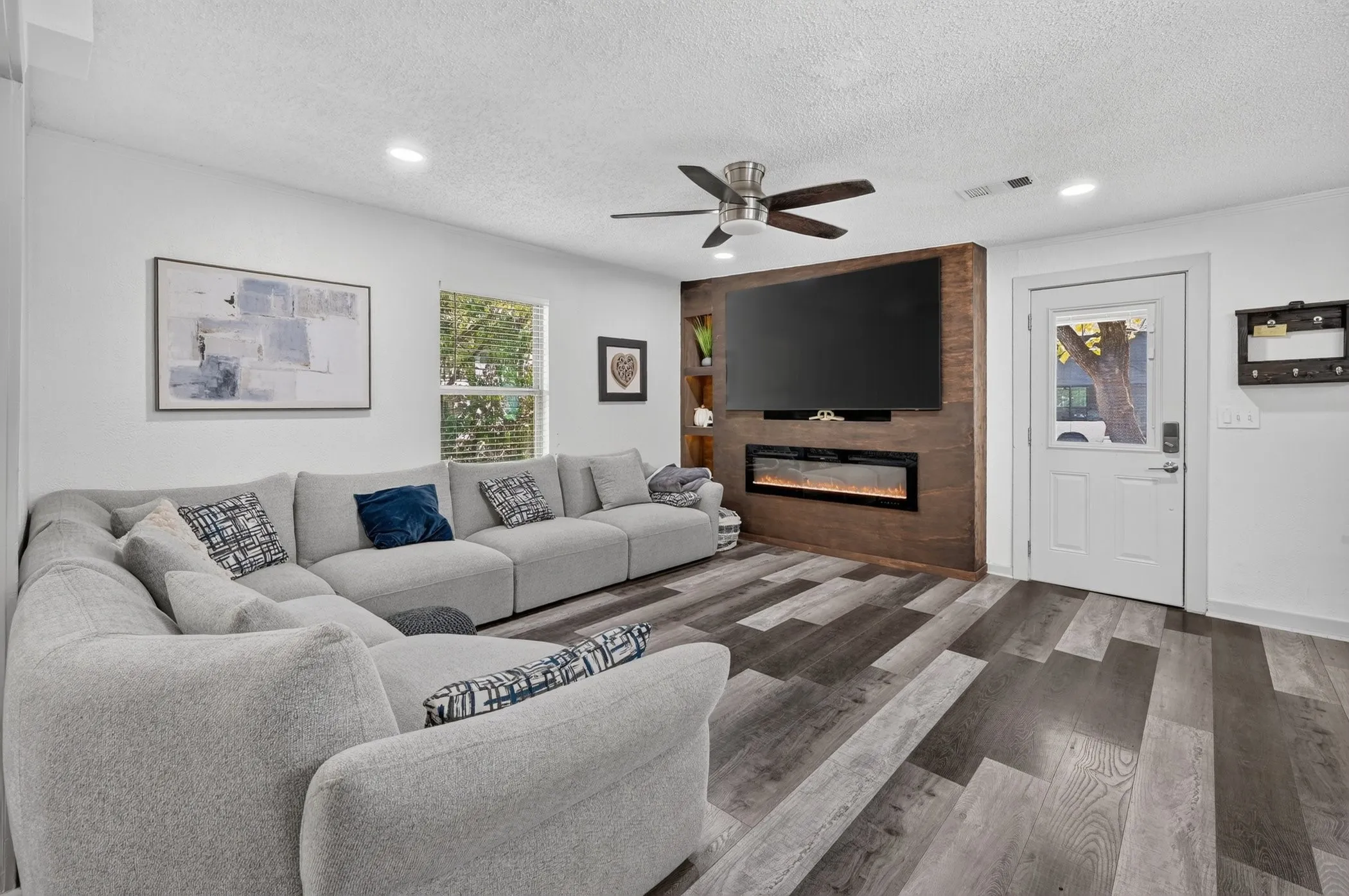Single Family Residence For Sale in Ellis County , 209 Cynisca Street, Waxahachie, Texas 75165, 4 Bedroom, 3 Bathroom, Garage spaces, 2,325 Sqft, built in 1950, mls#21381186, Real Estate Agent in Waxahachie, Homes For Sale in Ellis county, Homes For Sale in Waxahachie, Realtor in Waxahachie Texas, Real Estate Brokerage Independent Realty Texas, Luminita Cordes Realtor