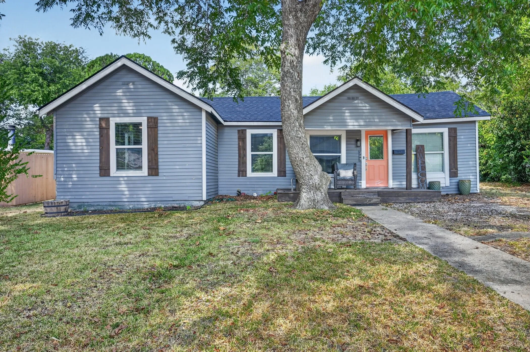 Single Family Residence For Sale in Ellis County , 209 Cynisca Street, Waxahachie, Texas 75165, 4 Bedroom, 3 Bathroom, Garage spaces, 2,325 Sqft, built in 1950, mls#21381186, Real Estate Agent in Waxahachie, Homes For Sale in Ellis county, Homes For Sale in Waxahachie, Realtor in Waxahachie Texas, Real Estate Brokerage Independent Realty Texas, Luminita Cordes Realtor