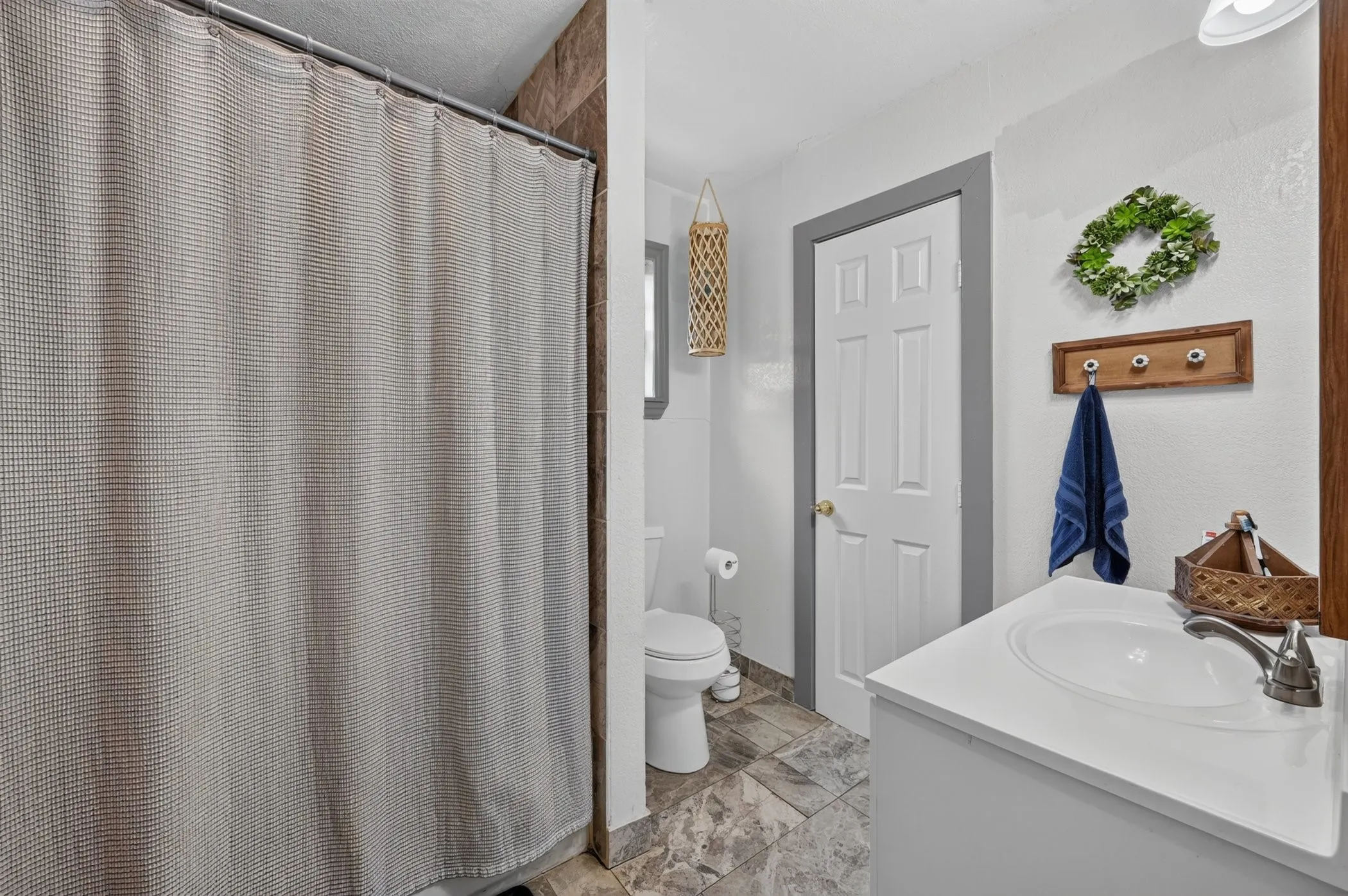 Single Family Residence For Sale in Ellis County , 209 Cynisca Street, Waxahachie, Texas 75165, 4 Bedroom, 3 Bathroom, Garage spaces, 2,325 Sqft, built in 1950, mls#21381186, Real Estate Agent in Waxahachie, Homes For Sale in Ellis county, Homes For Sale in Waxahachie, Realtor in Waxahachie Texas, Real Estate Brokerage Independent Realty Texas, Luminita Cordes Realtor