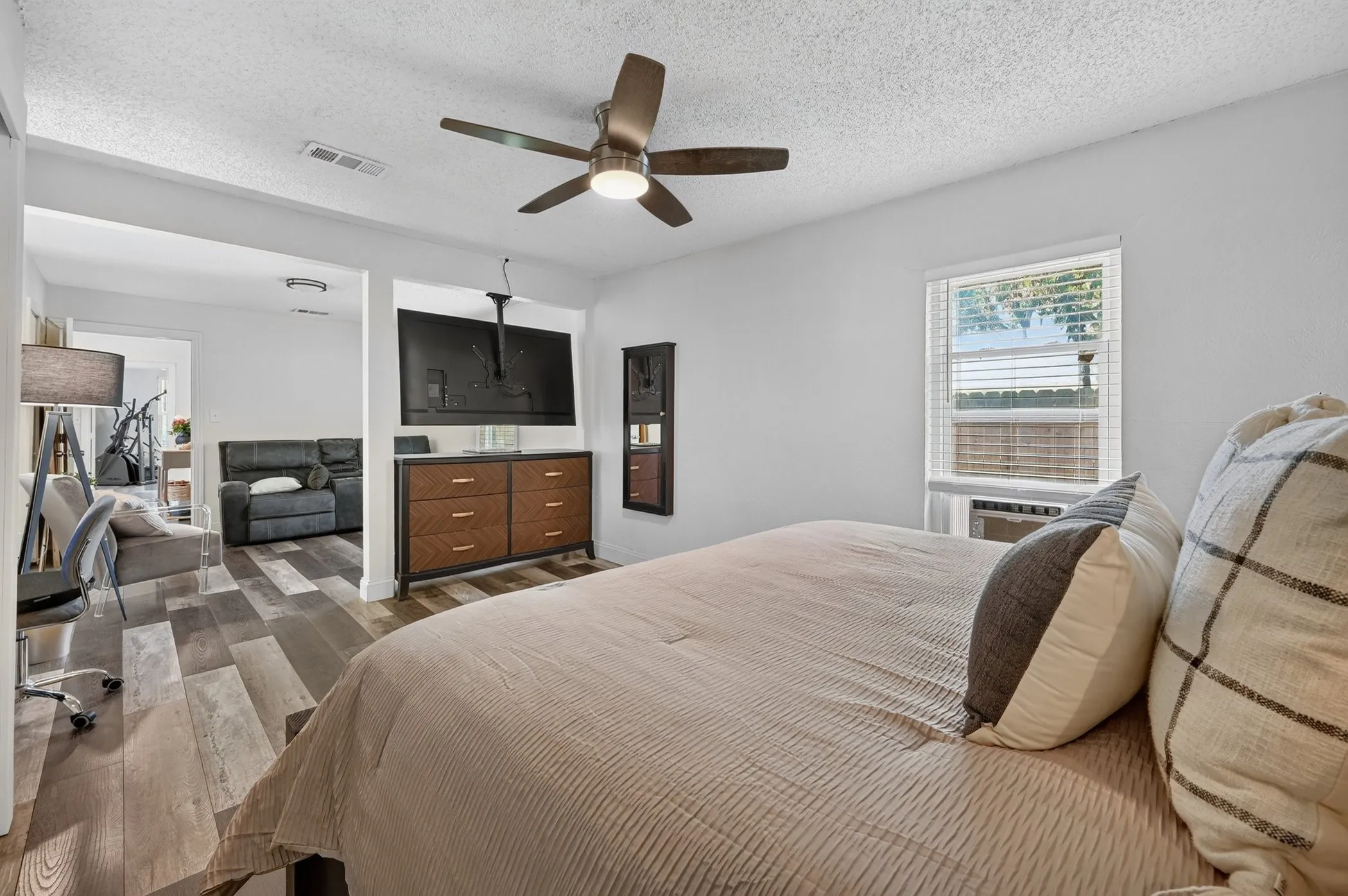 Single Family Residence For Sale in Ellis County , 209 Cynisca Street, Waxahachie, Texas 75165, 4 Bedroom, 3 Bathroom, Garage spaces, 2,325 Sqft, built in 1950, mls#21381186, Real Estate Agent in Waxahachie, Homes For Sale in Ellis county, Homes For Sale in Waxahachie, Realtor in Waxahachie Texas, Real Estate Brokerage Independent Realty Texas, Luminita Cordes Realtor
