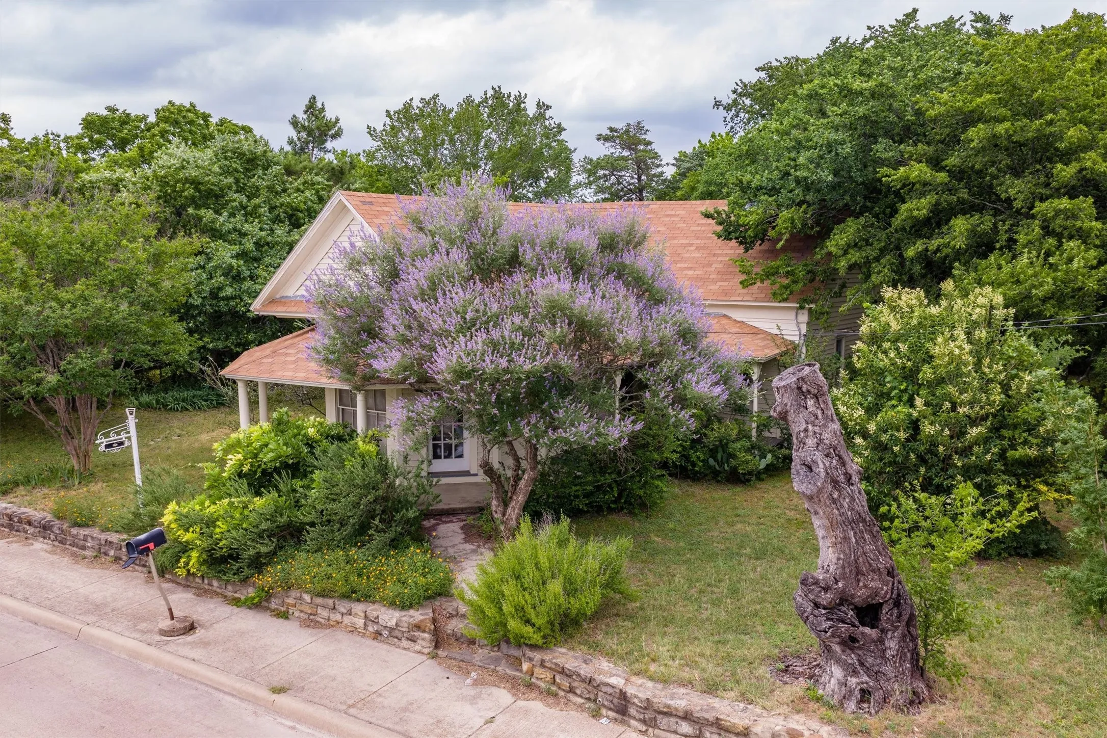 Single Family Residence For Sale in Dallas County , 1007R W Belt Line Road, Cedar Hill, Texas 75104, 3 Bedroom, 1 Bathroom, Garage spaces, 1,391 Sqft, built in 1845, mls#21376728, Real Estate Agent in Cedar Hill, Homes For Sale in Dallas county, Homes For Sale in Cedar Hill, Realtor in Cedar Hill Texas, Real Estate Brokerage Independent Realty Texas, Luminita Cordes Realtor