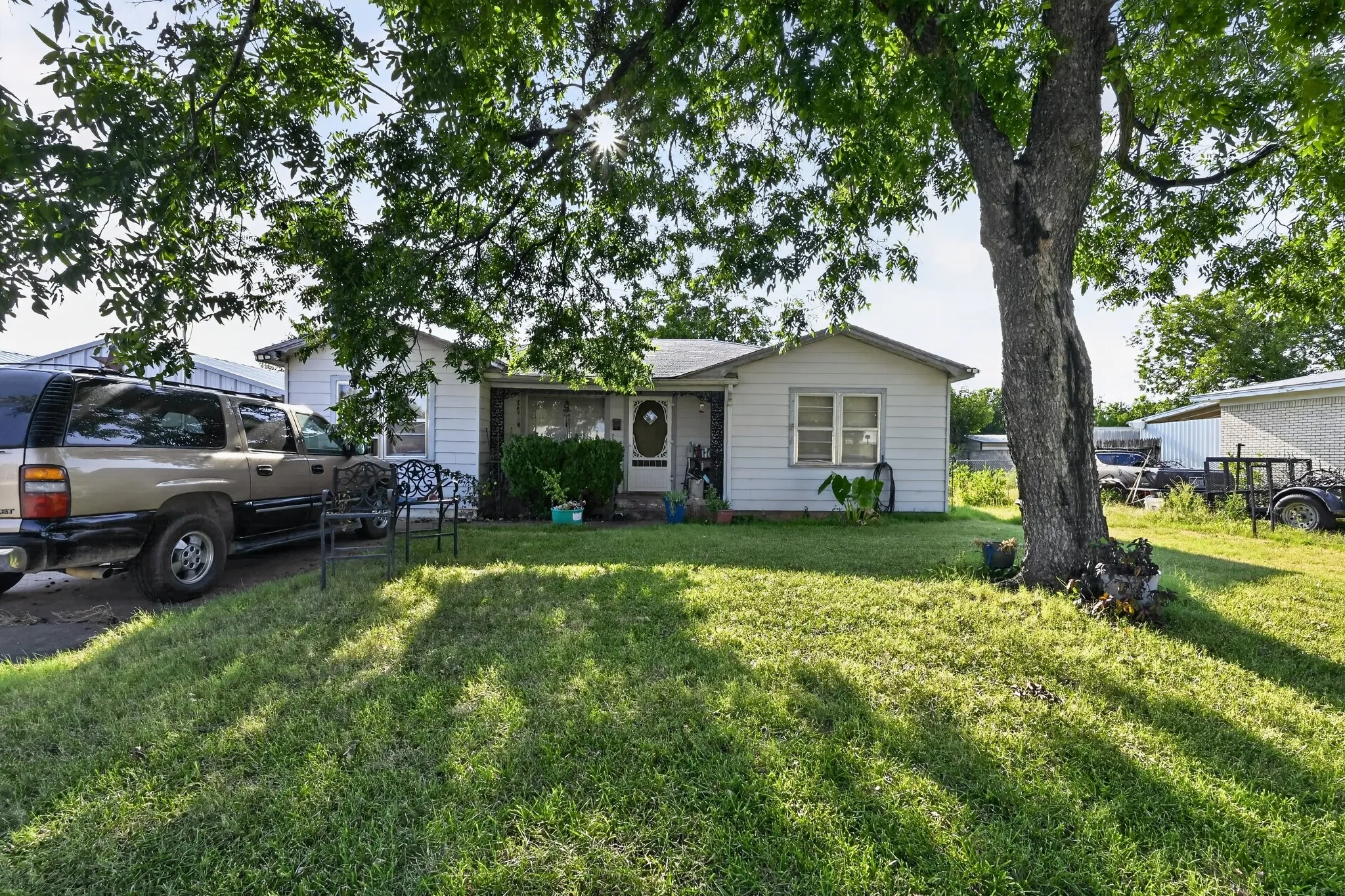 Single Family Residence For Sale in Callahan County , 525 Chestnut Street, Baird, Texas 79504, 3 Bedroom, 1 Bathroom, 1 Garage spaces, 1,162 Sqft, built in 1940, mls#21381187, Real Estate Agent in Baird, Homes For Sale in Callahan county, Homes For Sale in Baird, Realtor in Baird Texas, Real Estate Brokerage Independent Realty Texas, Luminita Cordes Realtor