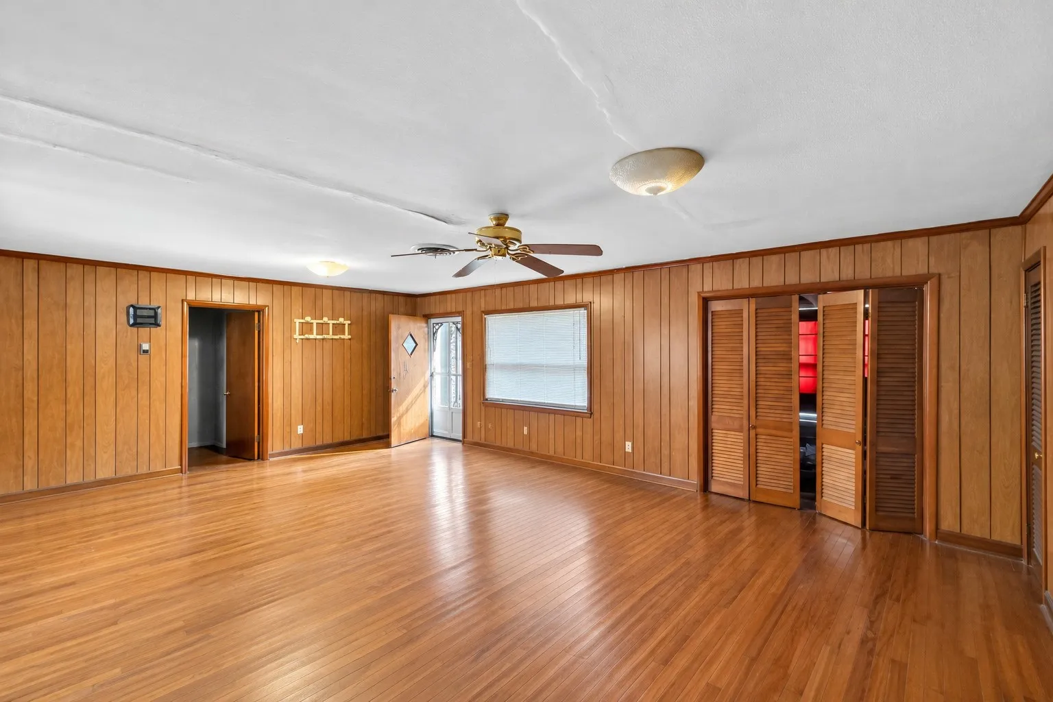 Single Family Residence For Sale in Callahan County , 525 Chestnut Street, Baird, Texas 79504, 3 Bedroom, 1 Bathroom, 1 Garage spaces, 1,162 Sqft, built in 1940, mls#21381187, Real Estate Agent in Baird, Homes For Sale in Callahan county, Homes For Sale in Baird, Realtor in Baird Texas, Real Estate Brokerage Independent Realty Texas, Luminita Cordes Realtor