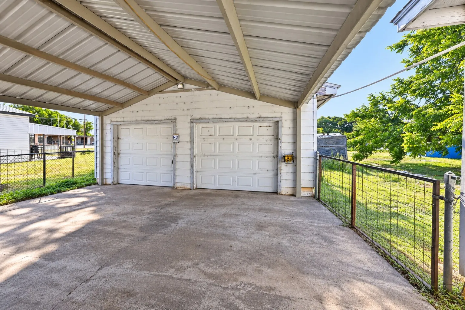 Single Family Residence For Sale in Callahan County , 525 Chestnut Street, Baird, Texas 79504, 3 Bedroom, 1 Bathroom, 1 Garage spaces, 1,162 Sqft, built in 1940, mls#21381187, Real Estate Agent in Baird, Homes For Sale in Callahan county, Homes For Sale in Baird, Realtor in Baird Texas, Real Estate Brokerage Independent Realty Texas, Luminita Cordes Realtor