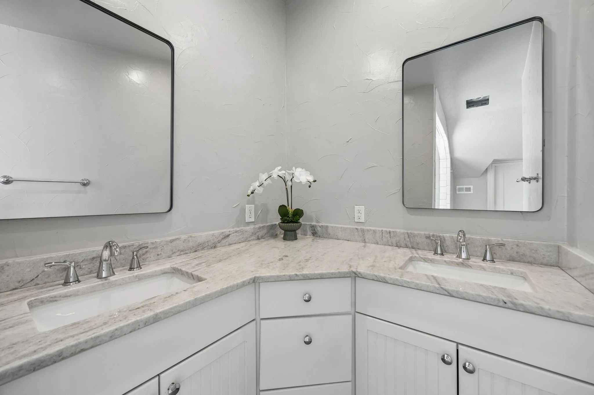 Single Family Residence For Sale in Dallas County , 1027 Sarasota Circle, Dallas, Texas 75223, 3 Bedroom, 2 Bathroom, 1 Garage spaces, 2,131 Sqft, built in 1936, mls#21381079, Real Estate Agent in Dallas, Homes For Sale in Dallas county, Homes For Sale in Dallas, Realtor in Dallas Texas, Real Estate Brokerage Independent Realty Texas, Luminita Cordes Realtor