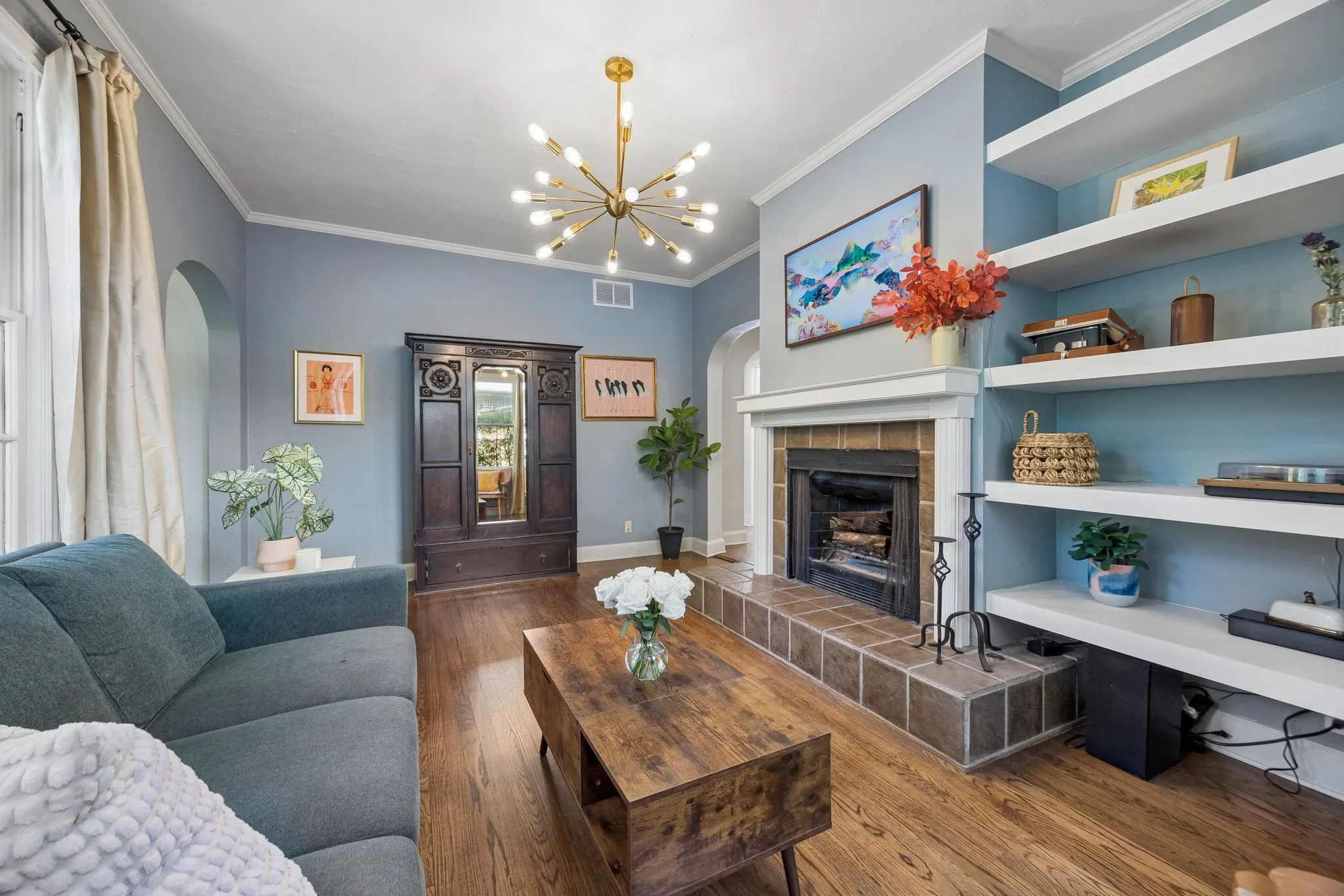 Great front living area surrounded by windows. Could also serve as formal dining room.