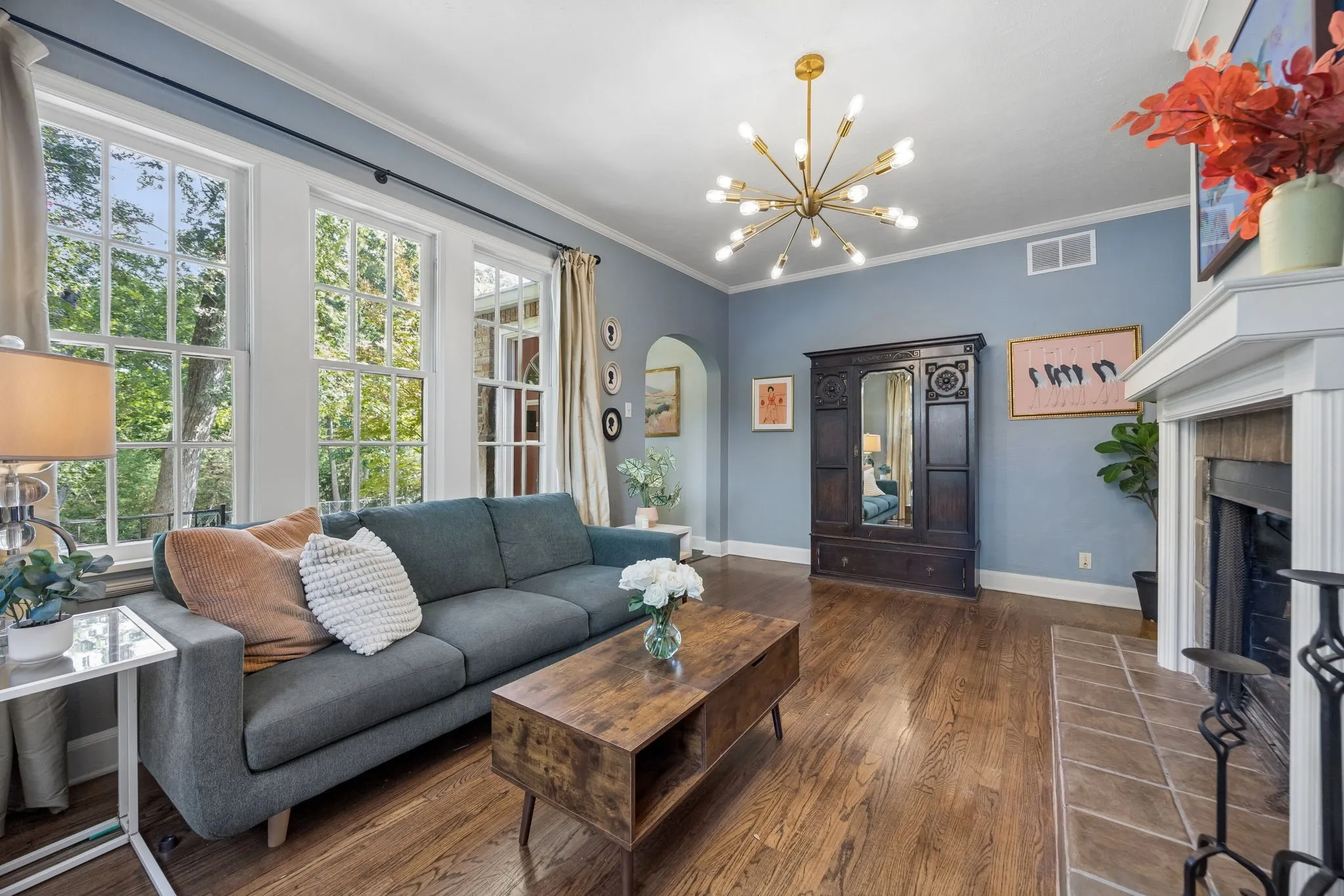 Great front living area surrounded by windows. Could also serve as formal dining room.