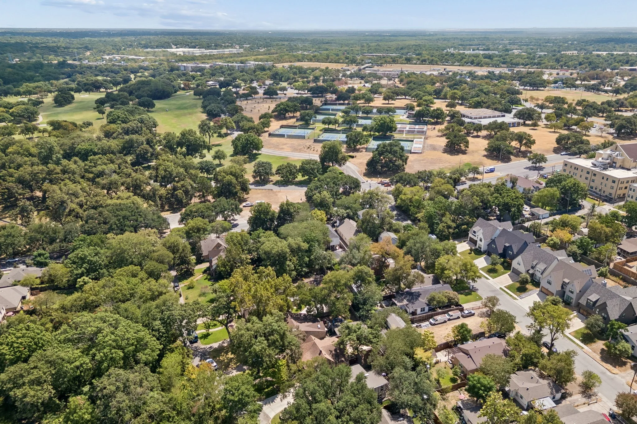 Single Family Residence For Sale in Dallas County , 1027 Sarasota Circle, Dallas, Texas 75223, 3 Bedroom, 2 Bathroom, 1 Garage spaces, 2,131 Sqft, built in 1936, mls#21381079, Real Estate Agent in Dallas, Homes For Sale in Dallas county, Homes For Sale in Dallas, Realtor in Dallas Texas, Real Estate Brokerage Independent Realty Texas, Luminita Cordes Realtor