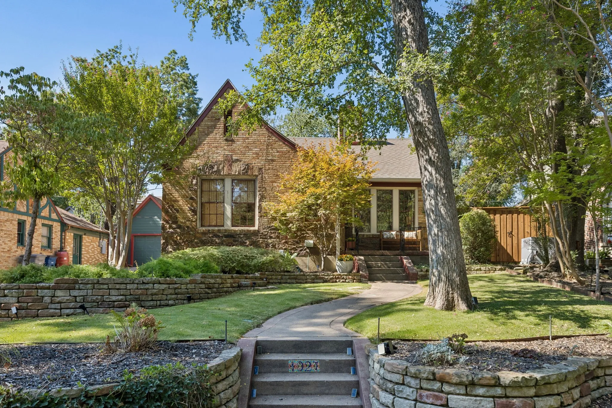 Single Family Residence For Sale in Dallas County , 1027 Sarasota Circle, Dallas, Texas 75223, 3 Bedroom, 2 Bathroom, 1 Garage spaces, 2,131 Sqft, built in 1936, mls#21381079, Real Estate Agent in Dallas, Homes For Sale in Dallas county, Homes For Sale in Dallas, Realtor in Dallas Texas, Real Estate Brokerage Independent Realty Texas, Luminita Cordes Realtor