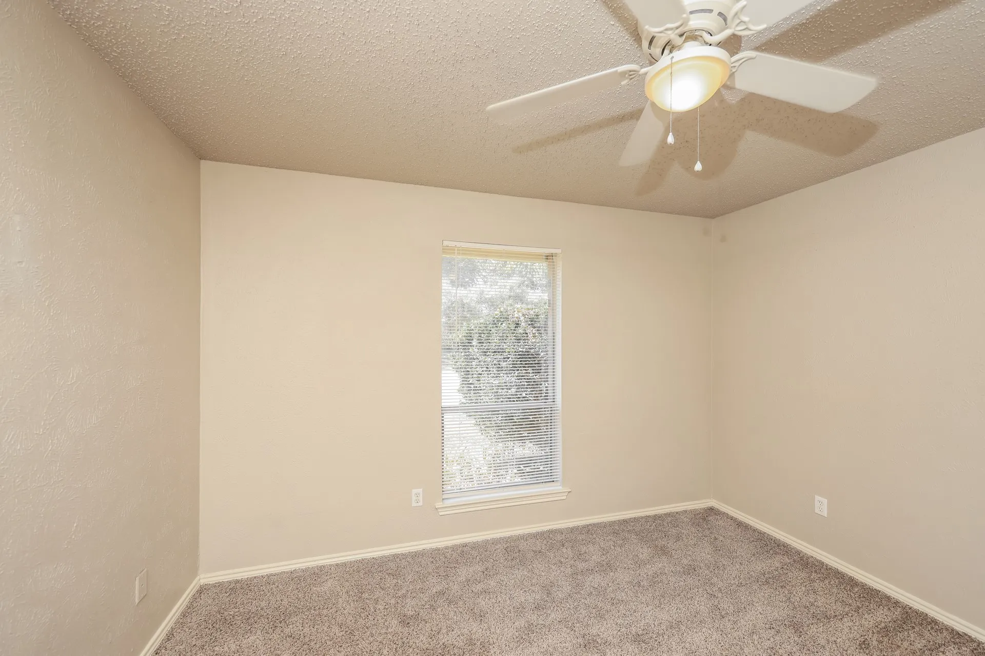 Single Family Residence For Rent in Denton County , 1841 College Parkway, Lewisville, Texas 75077, 4 Bedroom, 2 Bathroom, 2 Garage spaces, 1,701 Sqft, built in 1975, mls#21381207, Real Estate Agent in Lewisville, Homes For Rent in Denton county, Homes For Rent in Lewisville, Realtor in Lewisville Texas, Real Estate Brokerage Independent Realty Texas, Luminita Cordes Realtor