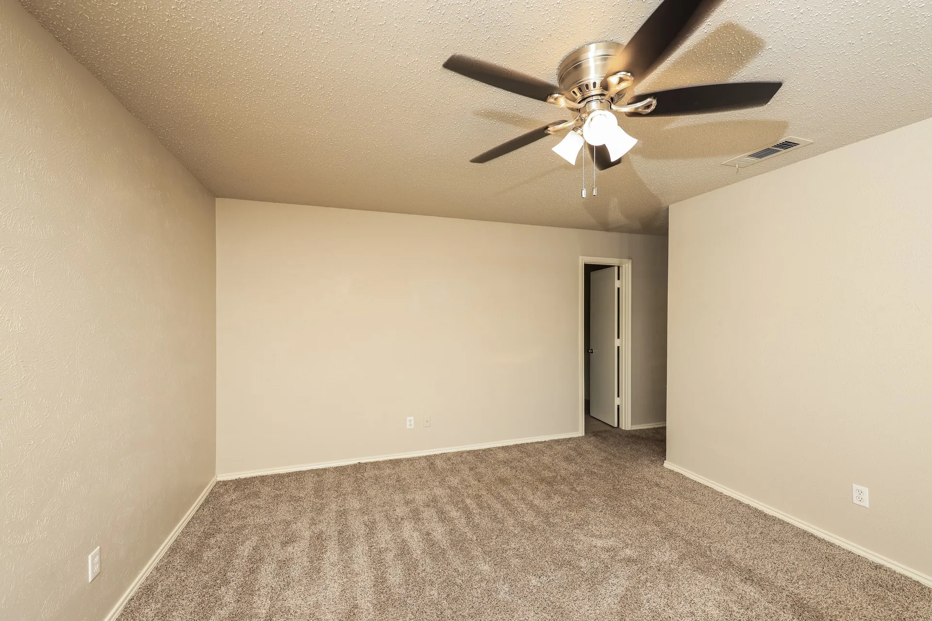 Single Family Residence For Rent in Denton County , 1841 College Parkway, Lewisville, Texas 75077, 4 Bedroom, 2 Bathroom, 2 Garage spaces, 1,701 Sqft, built in 1975, mls#21381207, Real Estate Agent in Lewisville, Homes For Rent in Denton county, Homes For Rent in Lewisville, Realtor in Lewisville Texas, Real Estate Brokerage Independent Realty Texas, Luminita Cordes Realtor