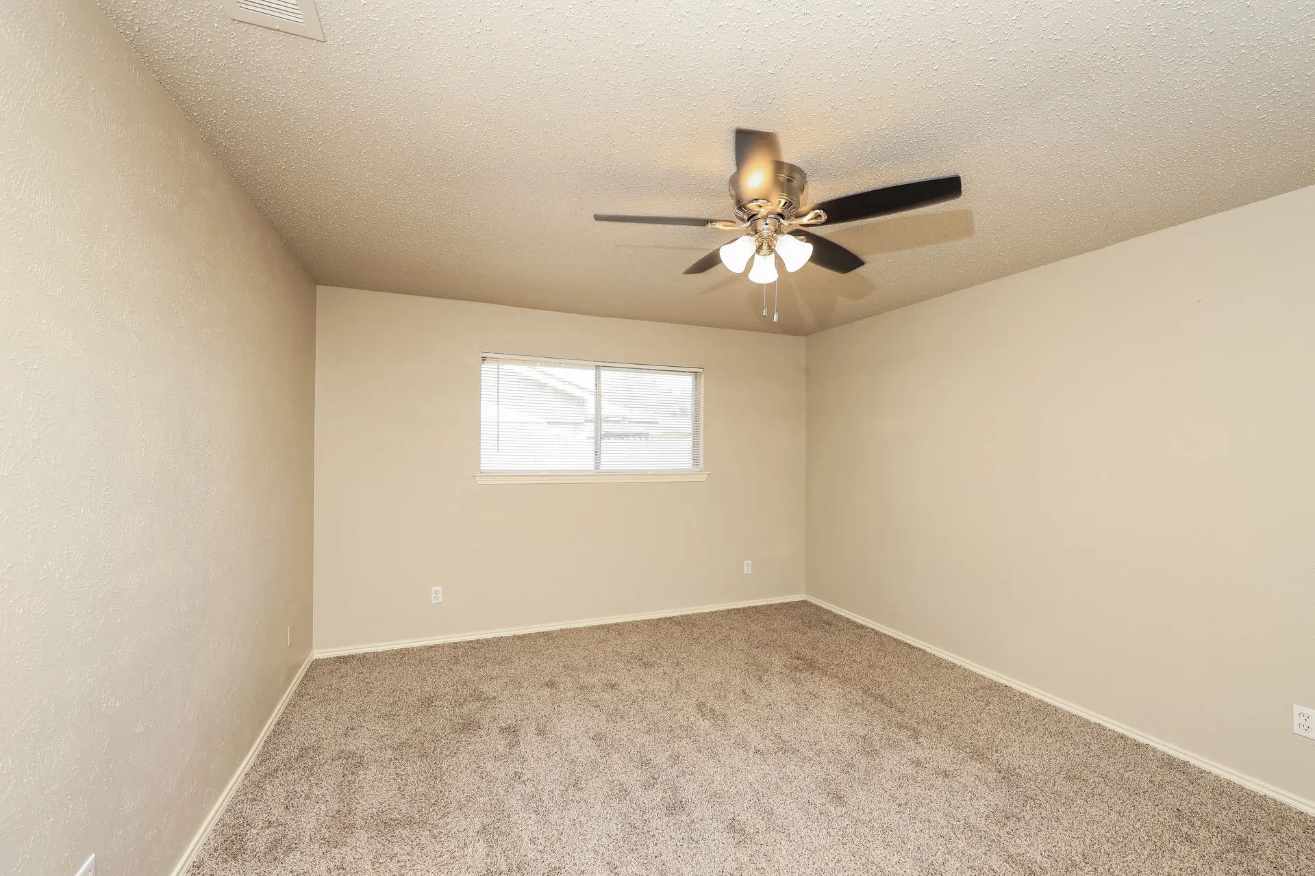 Single Family Residence For Rent in Denton County , 1841 College Parkway, Lewisville, Texas 75077, 4 Bedroom, 2 Bathroom, 2 Garage spaces, 1,701 Sqft, built in 1975, mls#21381207, Real Estate Agent in Lewisville, Homes For Rent in Denton county, Homes For Rent in Lewisville, Realtor in Lewisville Texas, Real Estate Brokerage Independent Realty Texas, Luminita Cordes Realtor