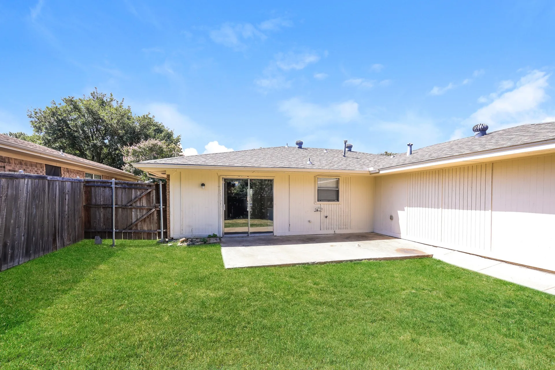 Single Family Residence For Rent in Denton County , 1841 College Parkway, Lewisville, Texas 75077, 4 Bedroom, 2 Bathroom, 2 Garage spaces, 1,701 Sqft, built in 1975, mls#21381207, Real Estate Agent in Lewisville, Homes For Rent in Denton county, Homes For Rent in Lewisville, Realtor in Lewisville Texas, Real Estate Brokerage Independent Realty Texas, Luminita Cordes Realtor
