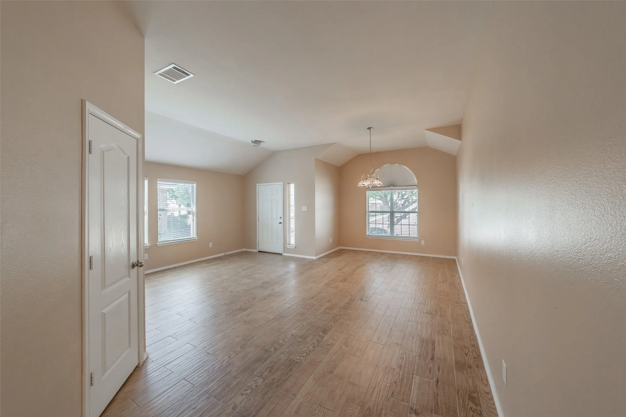 Single Family Residence For Rent in Tarrant County , 4021 Diamond Ridge Drive, Fort Worth, Texas 76244, 3 Bedroom, 2 Bathroom, 2 Garage spaces, 2,122 Sqft, built in 2008, mls#21380735, Real Estate Agent in Fort Worth, Homes For Rent in Tarrant county, Homes For Rent in Fort Worth, Realtor in Fort Worth Texas, Real Estate Brokerage Independent Realty Texas, Luminita Cordes Realtor