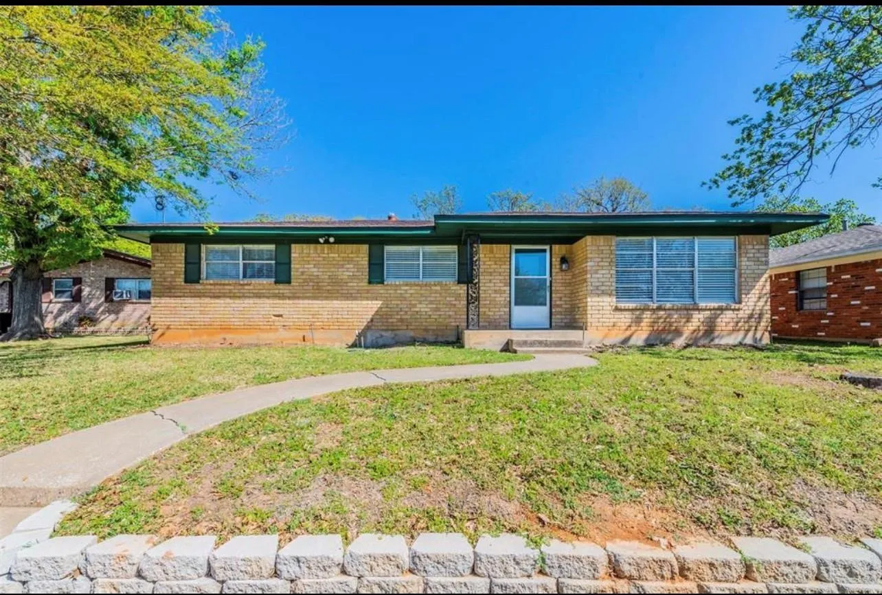 Single Family Residence For Rent in Grayson County , 903 Seymore Circle, Denison, Texas 75020, 3 Bedroom, 2 Bathroom, 2 Garage spaces, 1,583 Sqft, built in 1966, mls#21381215, Real Estate Agent in Denison, Homes For Rent in Grayson county, Homes For Rent in Denison, Realtor in Denison Texas, Real Estate Brokerage Independent Realty Texas, Luminita Cordes Realtor