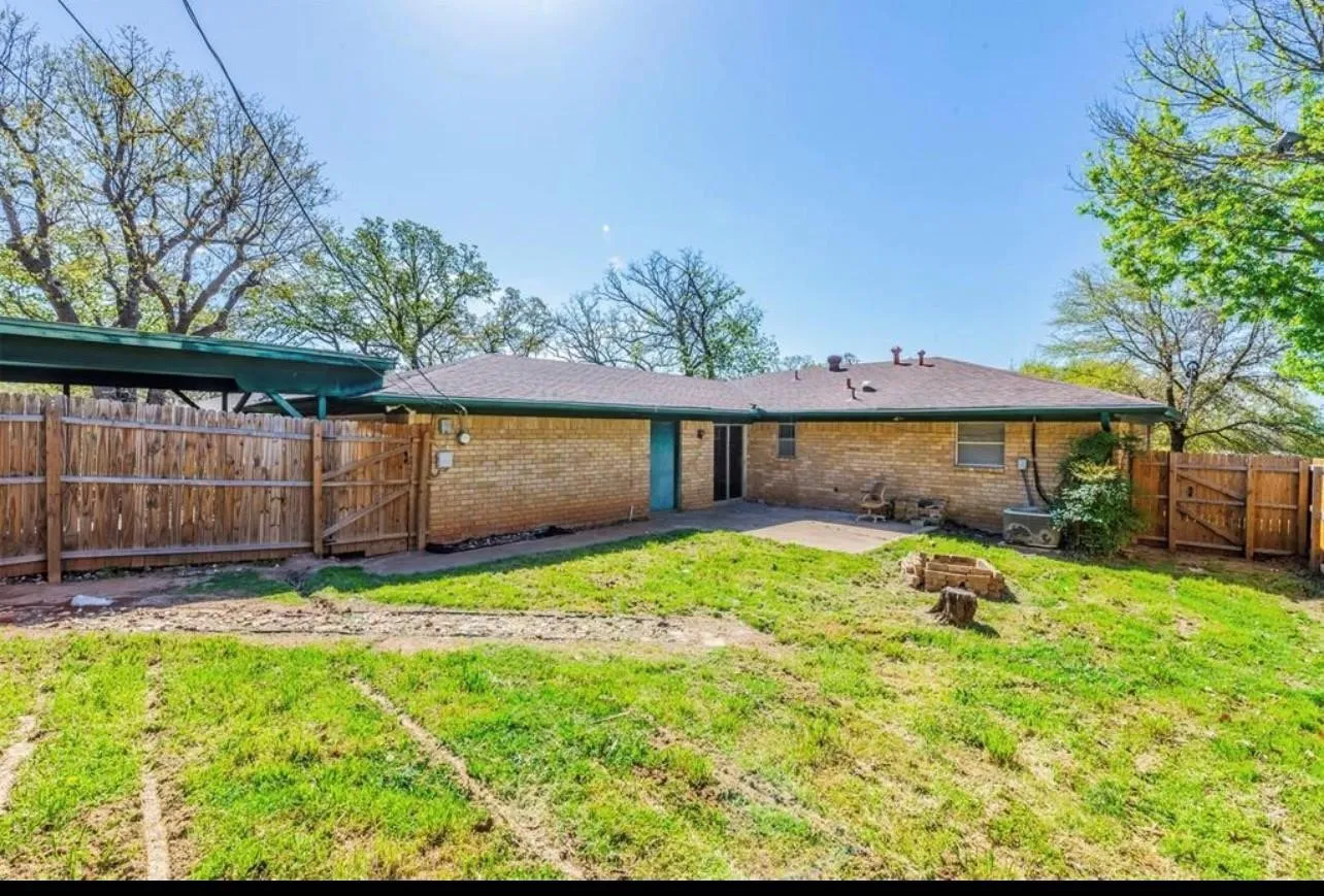 Single Family Residence For Rent in Grayson County , 903 Seymore Circle, Denison, Texas 75020, 3 Bedroom, 2 Bathroom, 2 Garage spaces, 1,583 Sqft, built in 1966, mls#21381215, Real Estate Agent in Denison, Homes For Rent in Grayson county, Homes For Rent in Denison, Realtor in Denison Texas, Real Estate Brokerage Independent Realty Texas, Luminita Cordes Realtor