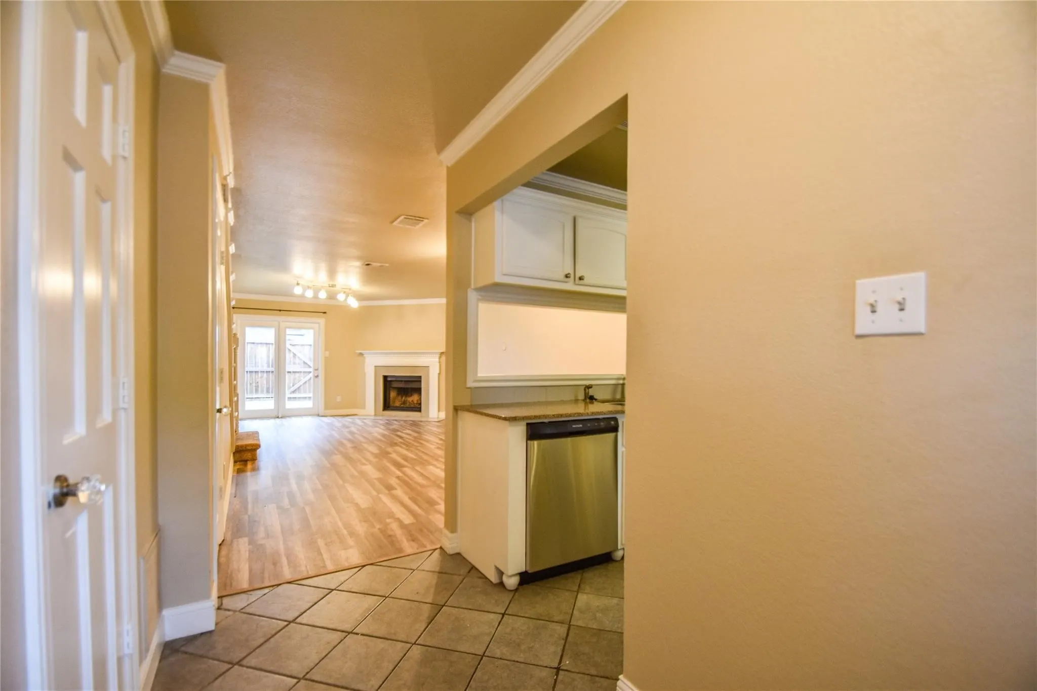 Townhouse For Rent in Tarrant County , 87 Winchester Drive, Euless, Texas 76039, 2 Bedroom, 2 Bathroom, Garage spaces, 1,120 Sqft, built in 1983, mls#21381219, Real Estate Agent in Euless, Homes For Rent in Tarrant county, Homes For Rent in Euless, Realtor in Euless Texas, Real Estate Brokerage Independent Realty Texas, Luminita Cordes Realtor