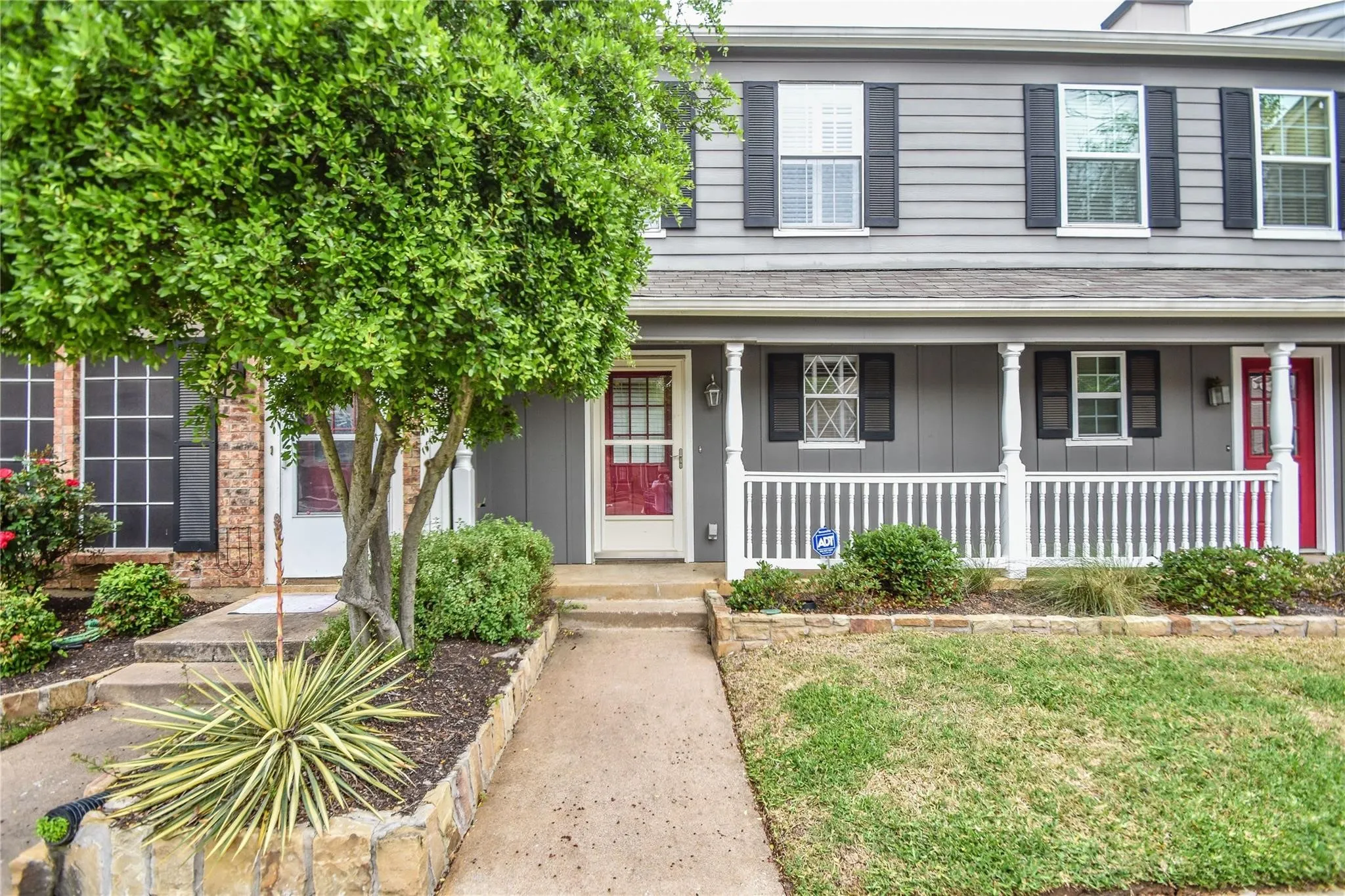 Townhouse For Rent in Tarrant County , 87 Winchester Drive, Euless, Texas 76039, 2 Bedroom, 2 Bathroom, Garage spaces, 1,120 Sqft, built in 1983, mls#21381219, Real Estate Agent in Euless, Homes For Rent in Tarrant county, Homes For Rent in Euless, Realtor in Euless Texas, Real Estate Brokerage Independent Realty Texas, Luminita Cordes Realtor