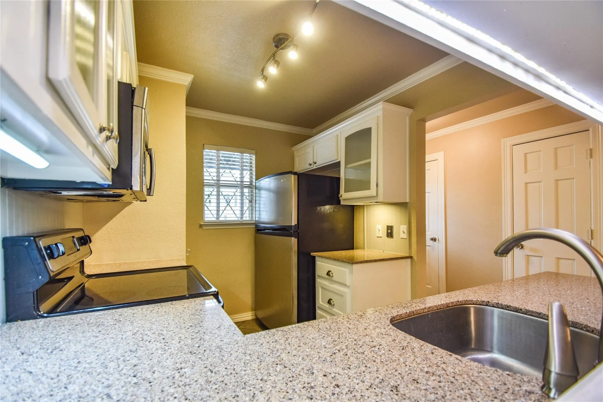 Townhouse For Rent in Tarrant County , 87 Winchester Drive, Euless, Texas 76039, 2 Bedroom, 2 Bathroom, Garage spaces, 1,120 Sqft, built in 1983, mls#21381219, Real Estate Agent in Euless, Homes For Rent in Tarrant county, Homes For Rent in Euless, Realtor in Euless Texas, Real Estate Brokerage Independent Realty Texas, Luminita Cordes Realtor