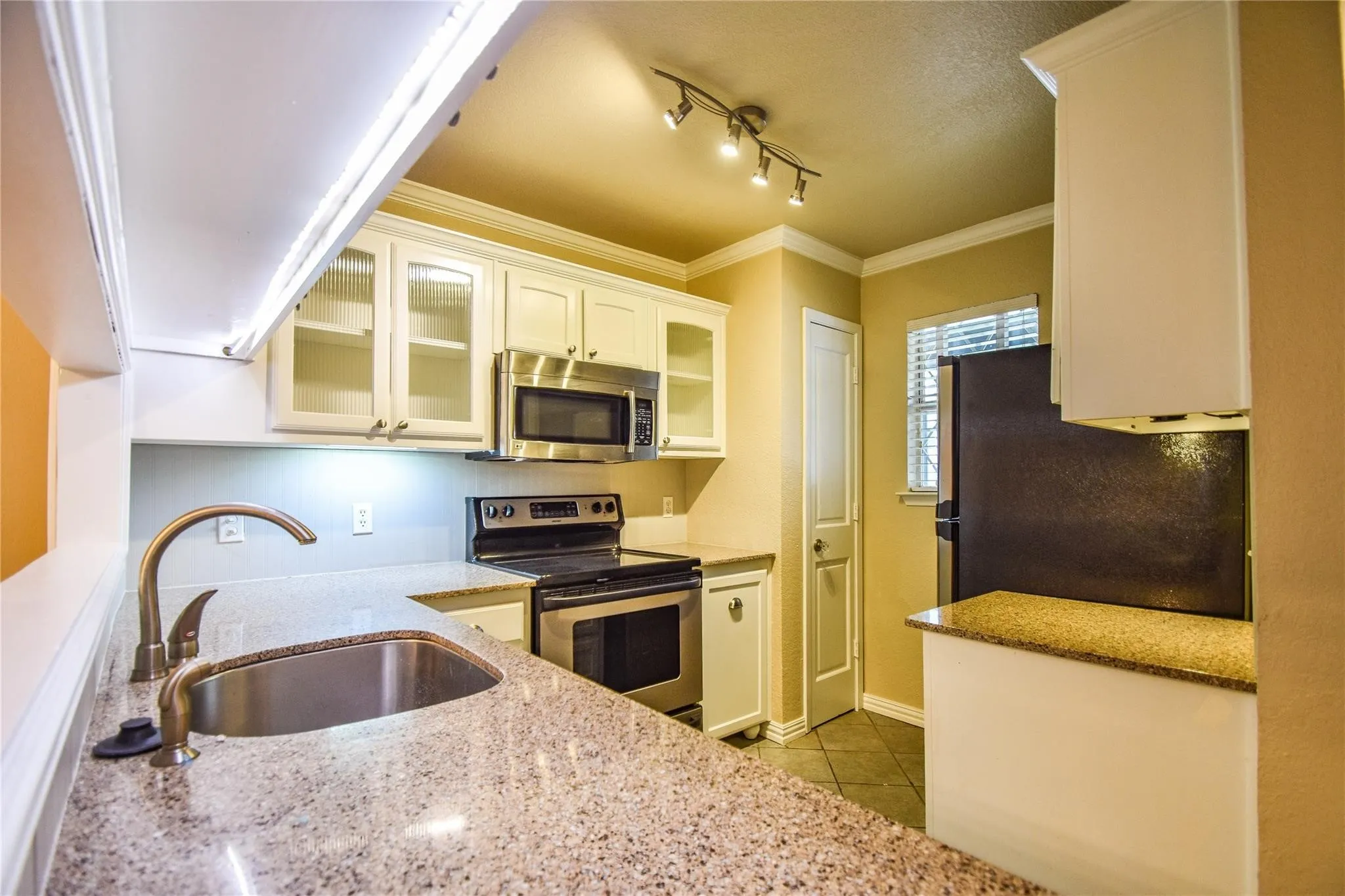 Townhouse For Rent in Tarrant County , 87 Winchester Drive, Euless, Texas 76039, 2 Bedroom, 2 Bathroom, Garage spaces, 1,120 Sqft, built in 1983, mls#21381219, Real Estate Agent in Euless, Homes For Rent in Tarrant county, Homes For Rent in Euless, Realtor in Euless Texas, Real Estate Brokerage Independent Realty Texas, Luminita Cordes Realtor