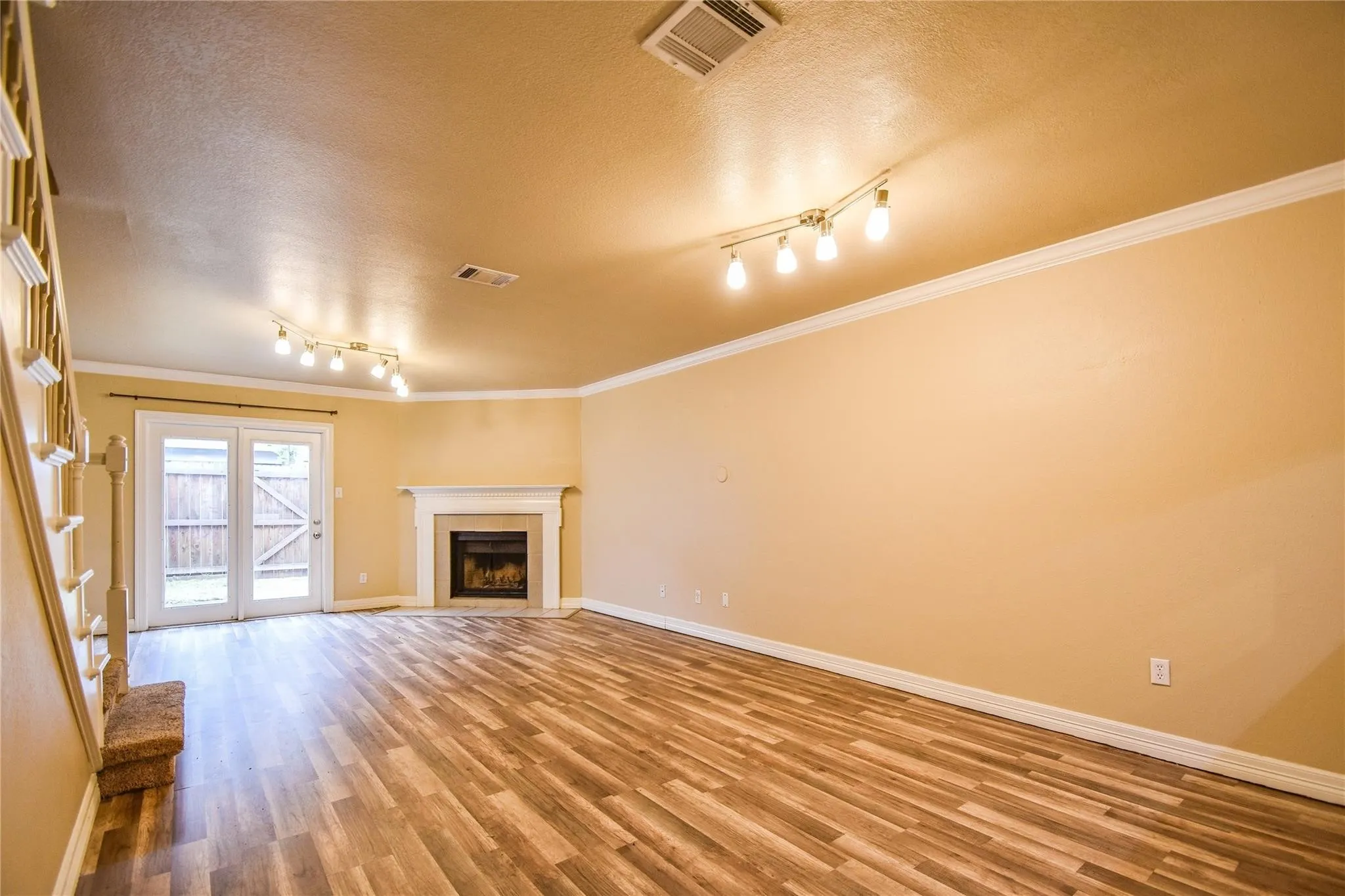 Townhouse For Rent in Tarrant County , 87 Winchester Drive, Euless, Texas 76039, 2 Bedroom, 2 Bathroom, Garage spaces, 1,120 Sqft, built in 1983, mls#21381219, Real Estate Agent in Euless, Homes For Rent in Tarrant county, Homes For Rent in Euless, Realtor in Euless Texas, Real Estate Brokerage Independent Realty Texas, Luminita Cordes Realtor