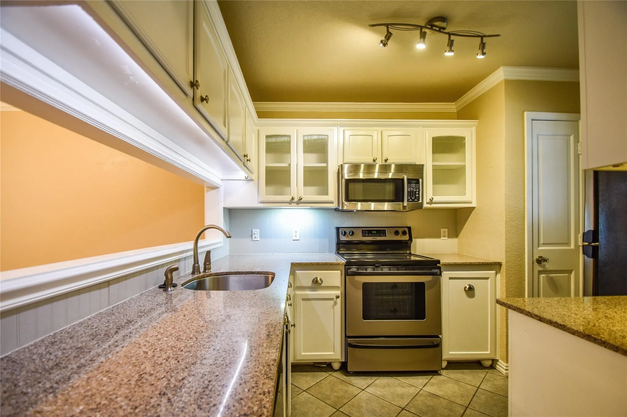 Townhouse For Rent in Tarrant County , 87 Winchester Drive, Euless, Texas 76039, 2 Bedroom, 2 Bathroom, Garage spaces, 1,120 Sqft, built in 1983, mls#21381219, Real Estate Agent in Euless, Homes For Rent in Tarrant county, Homes For Rent in Euless, Realtor in Euless Texas, Real Estate Brokerage Independent Realty Texas, Luminita Cordes Realtor